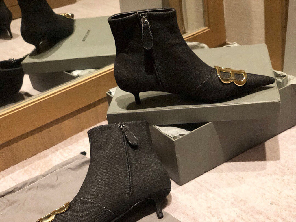 POINTED-TOE KITTEN HEEL 45 MM ANKLE BOOTS IN BLACK DENIM