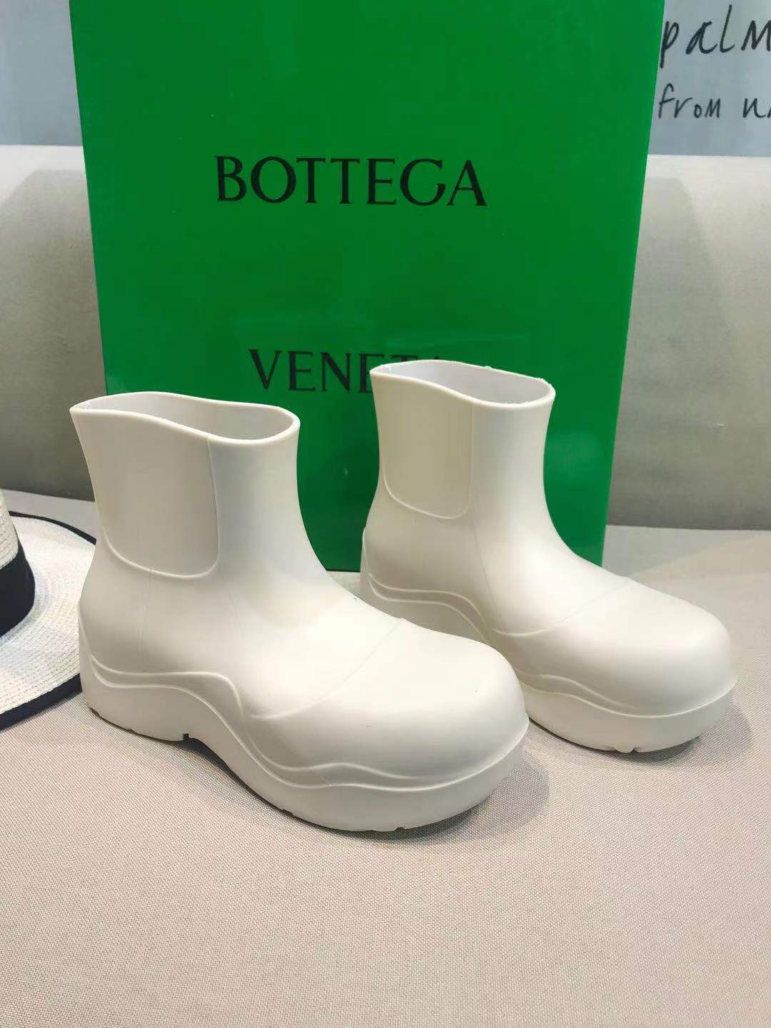 PUDDLE ANKLE BOOT IN WHITE RUBBER