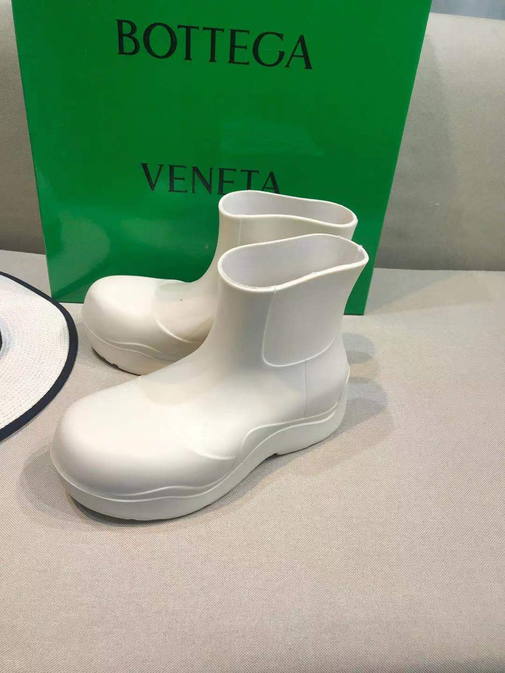 PUDDLE ANKLE BOOT IN WHITE RUBBER