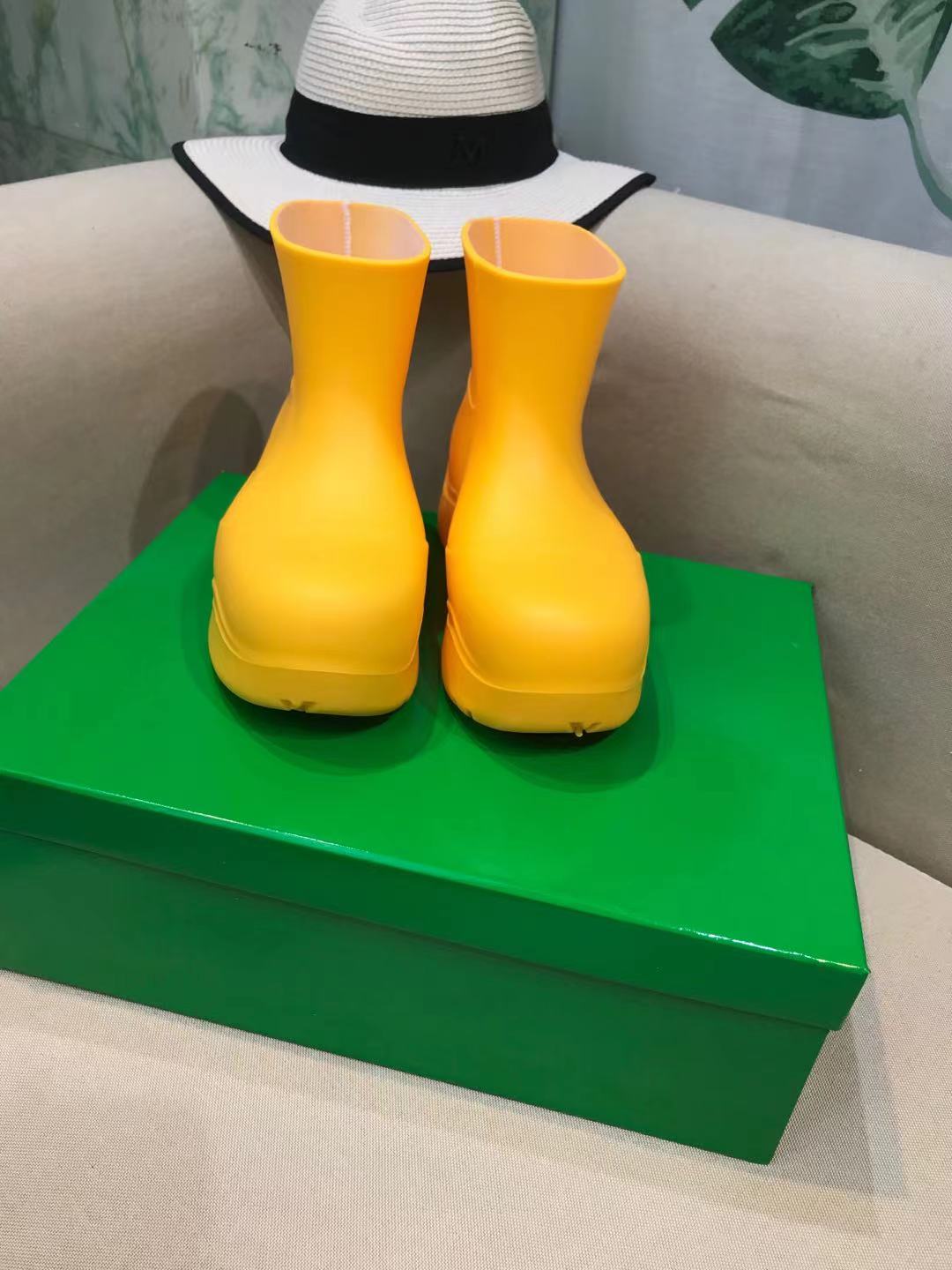 PUDDLE ANKLE BOOT IN BRIGHT YELLOW RUBBER