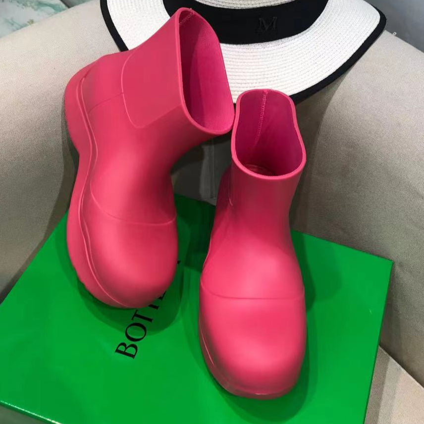PUDDLE ANKLE BOOT IN BRIGHT PINK RUBBER