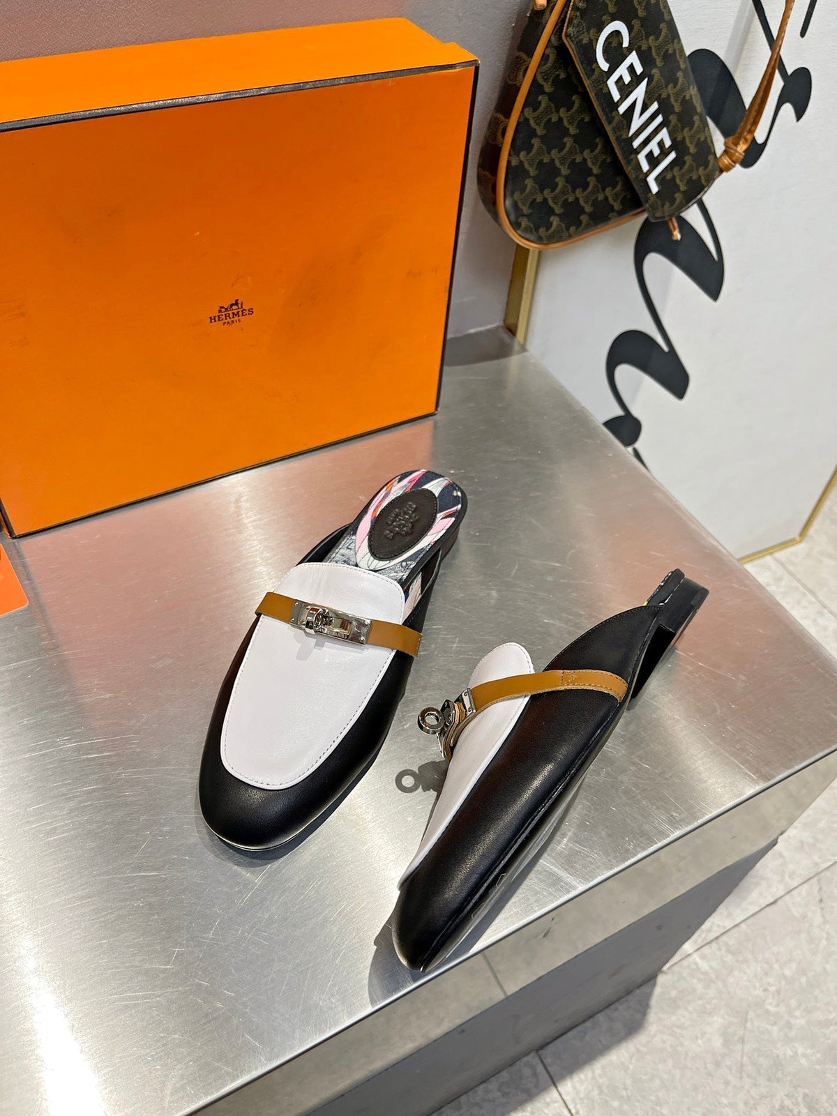0Z MULE WHITE AND BLACK CALFSKIN WITH PATTERN