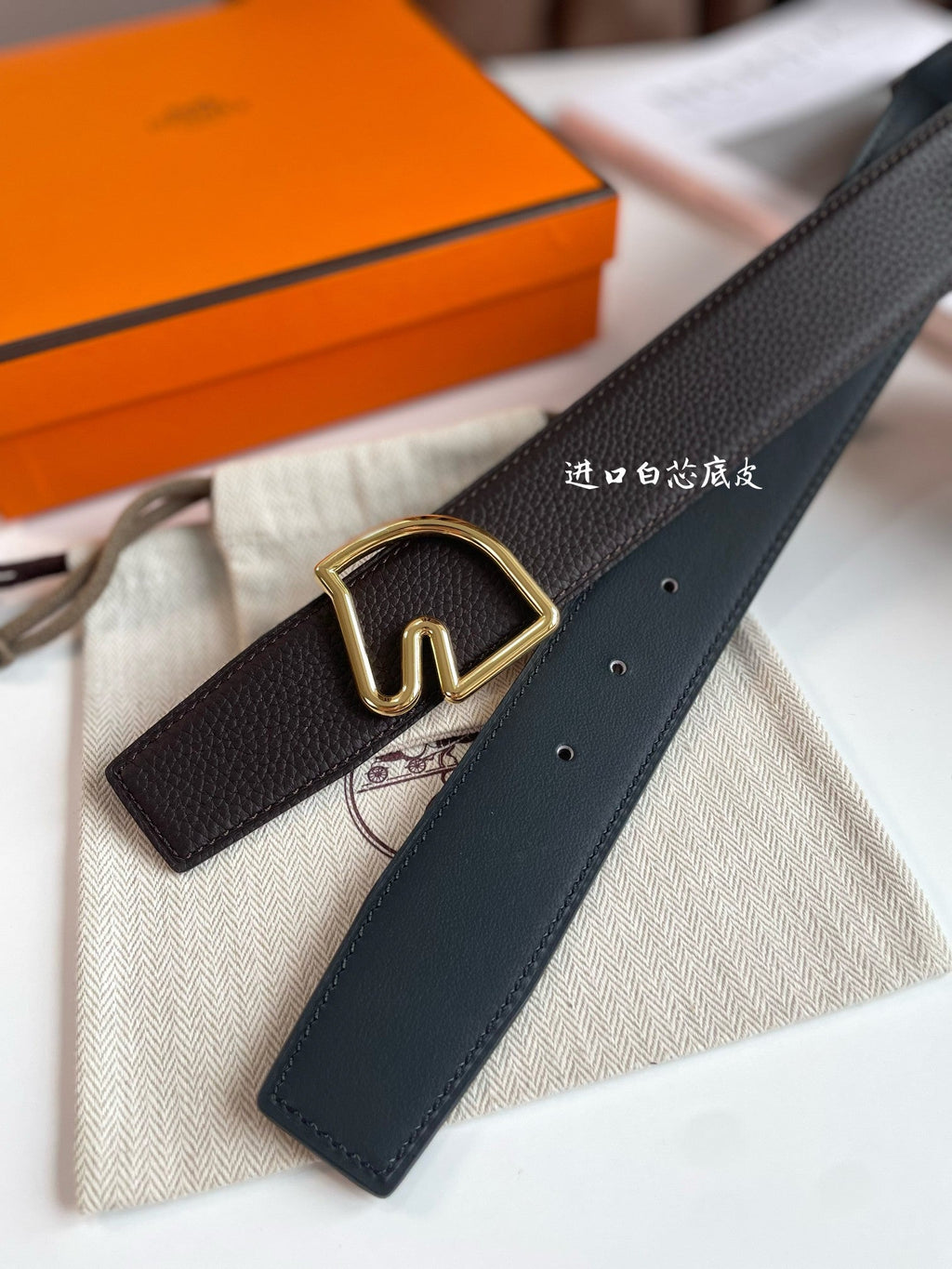 BOUCLE BELT BUCKLE & REVERSIBLE CHOCOLATE BROWN AND BLACK LEATHER STRAP 38MM GOLD HARDWARE