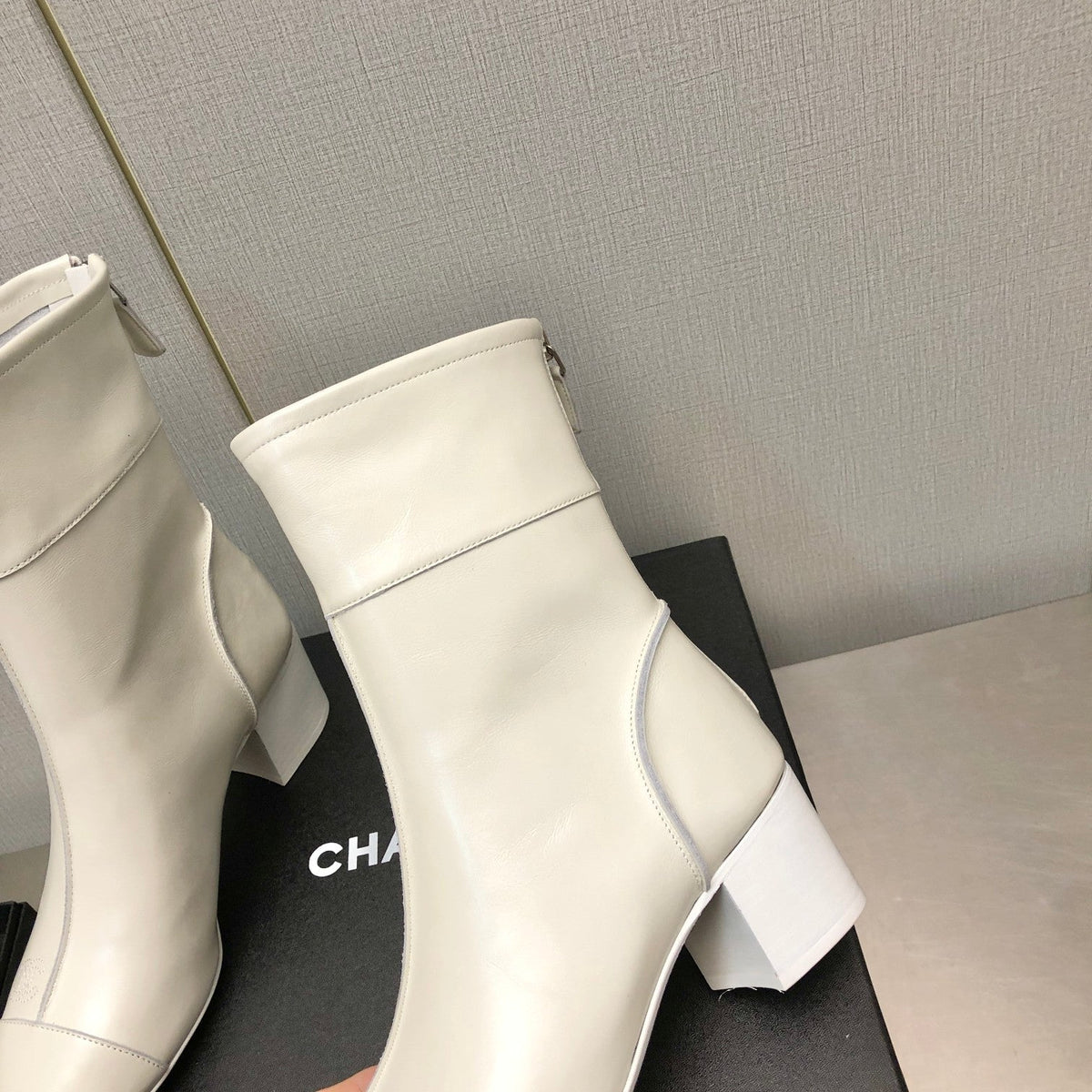 BLOCK HEEL ANKLE BOOTS IN WHITE CALFSKIN