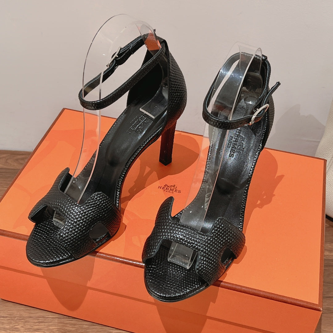 PREMIERE 105 SANDAL IN BLACK GRAINED CALFSKIN