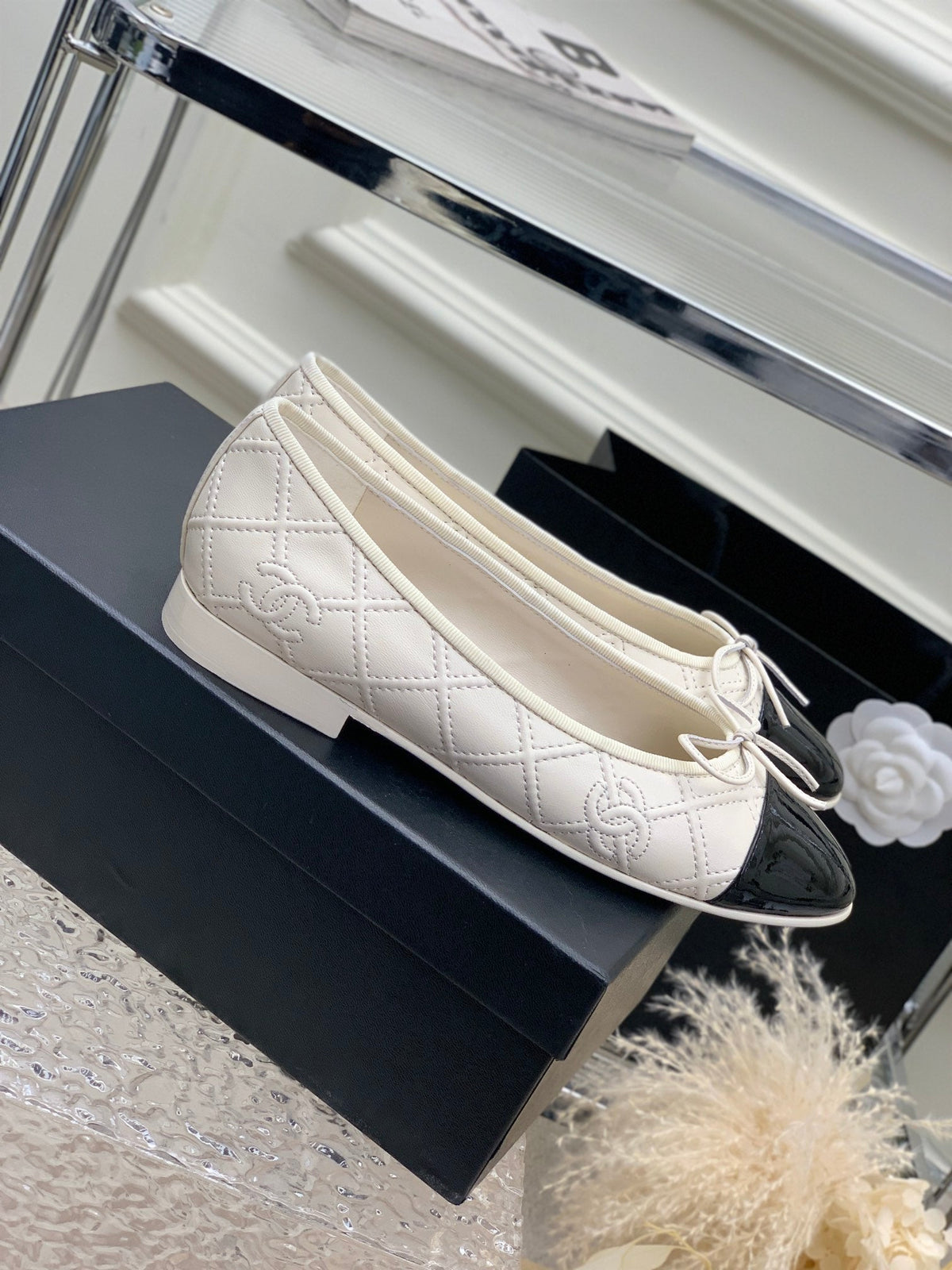 BALLET FLAT GLOSSY BLACK MIX IVORY LAMBSKIN