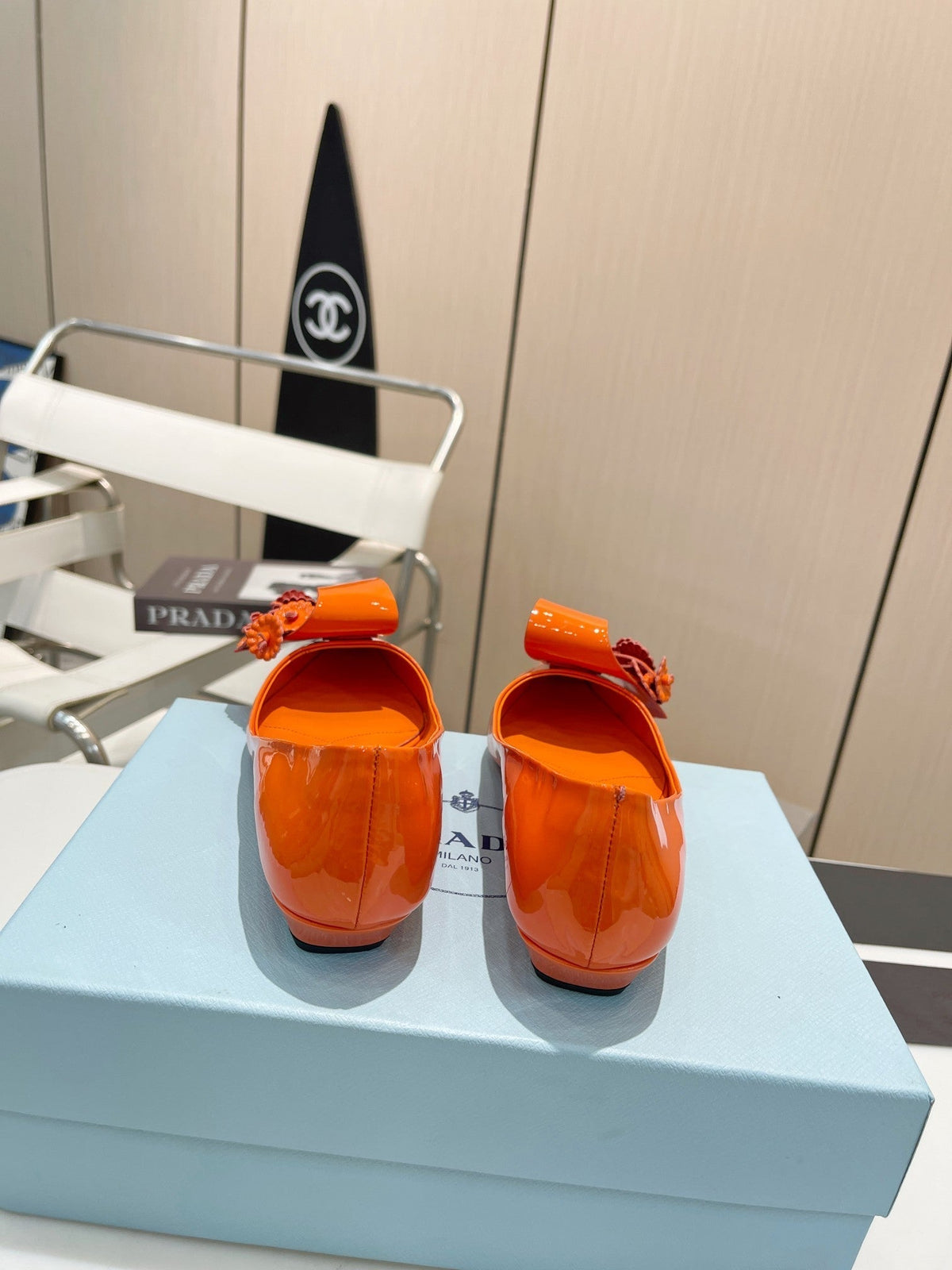 BALLET FLATS POINTED TOE IN ORANGE PATENT CALFSKIN ATTACHED FLOWERS