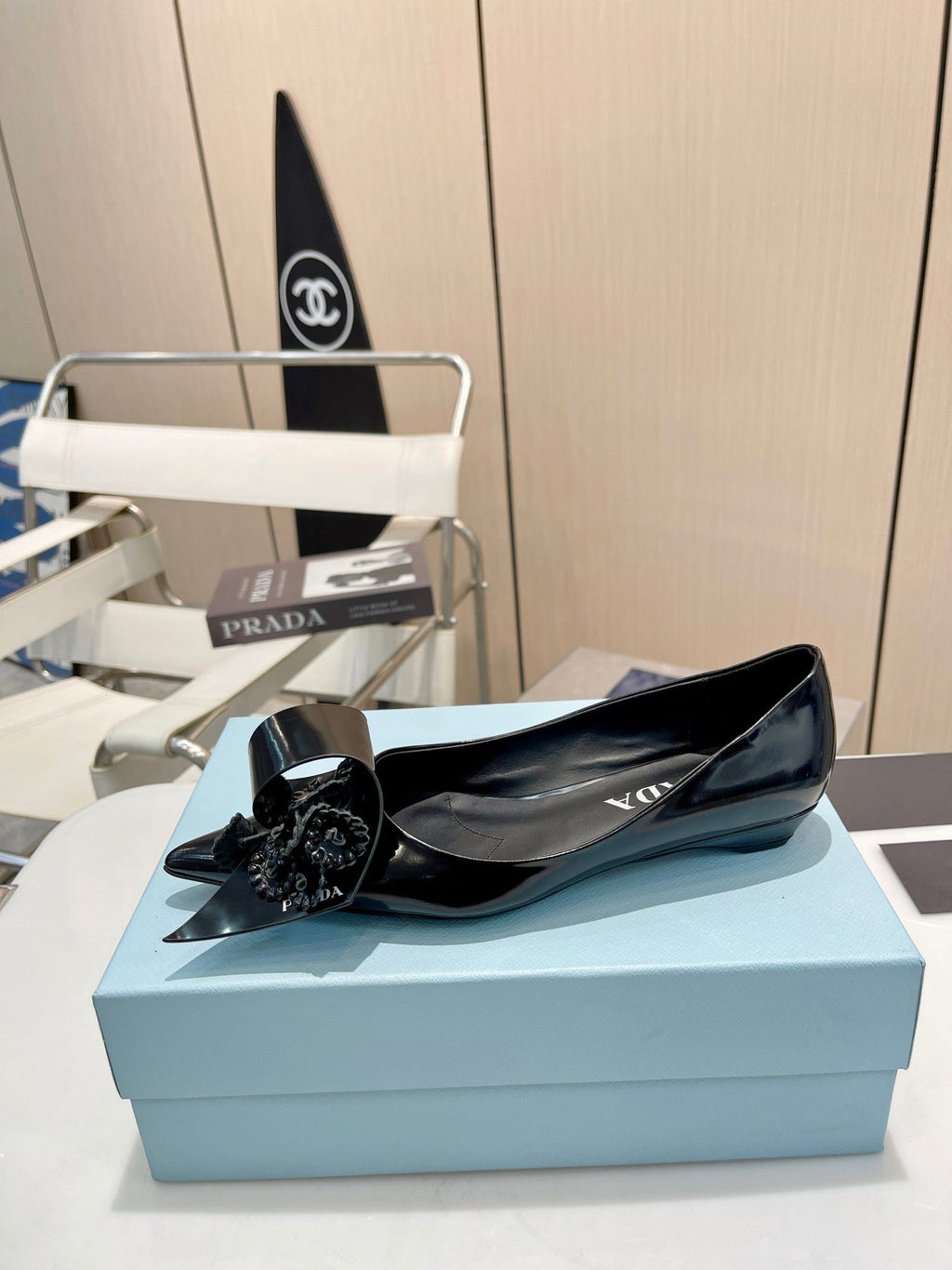 BALLET FLATS POINTED TOE IN BLACK SHINY CALFSKIN ATTACHED FLOWERS