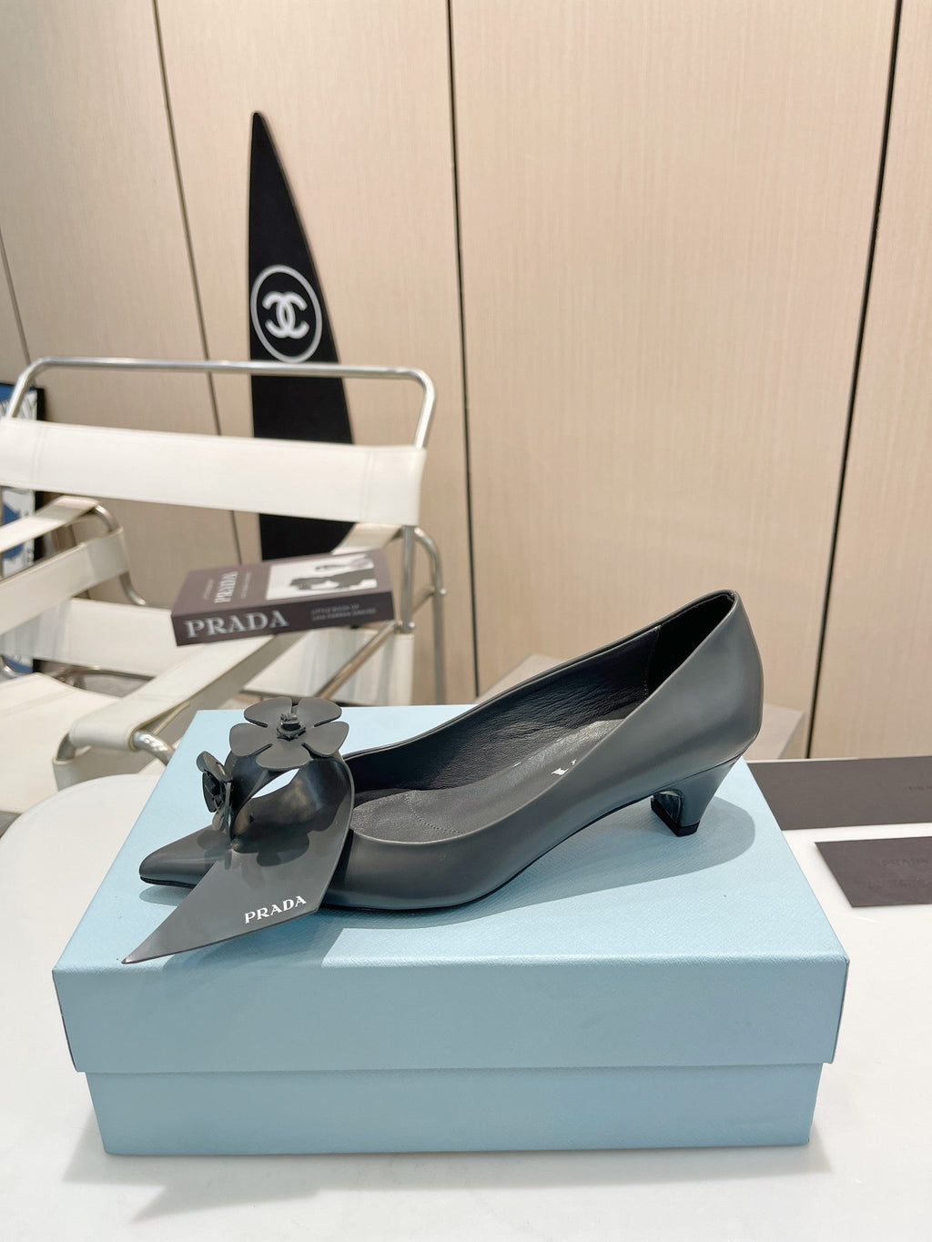 PUMPS KITTEN HEEL IN GRAY SHINY CALFSKIN ATTACHED FLOWERS