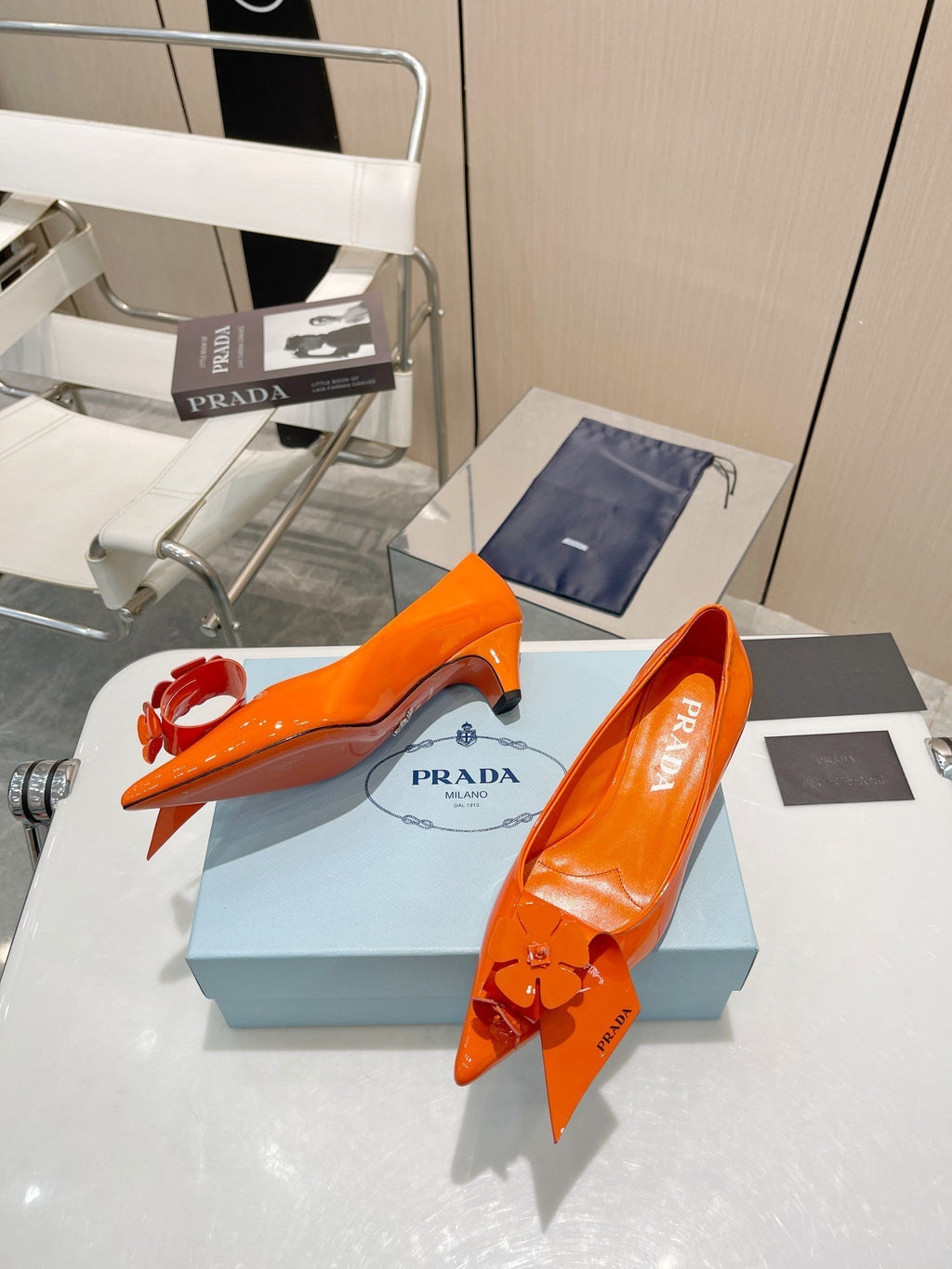 PUMPS KITTEN HEEL IN ORANGE PATENT CALFSKIN ATTACHED FLOWERS