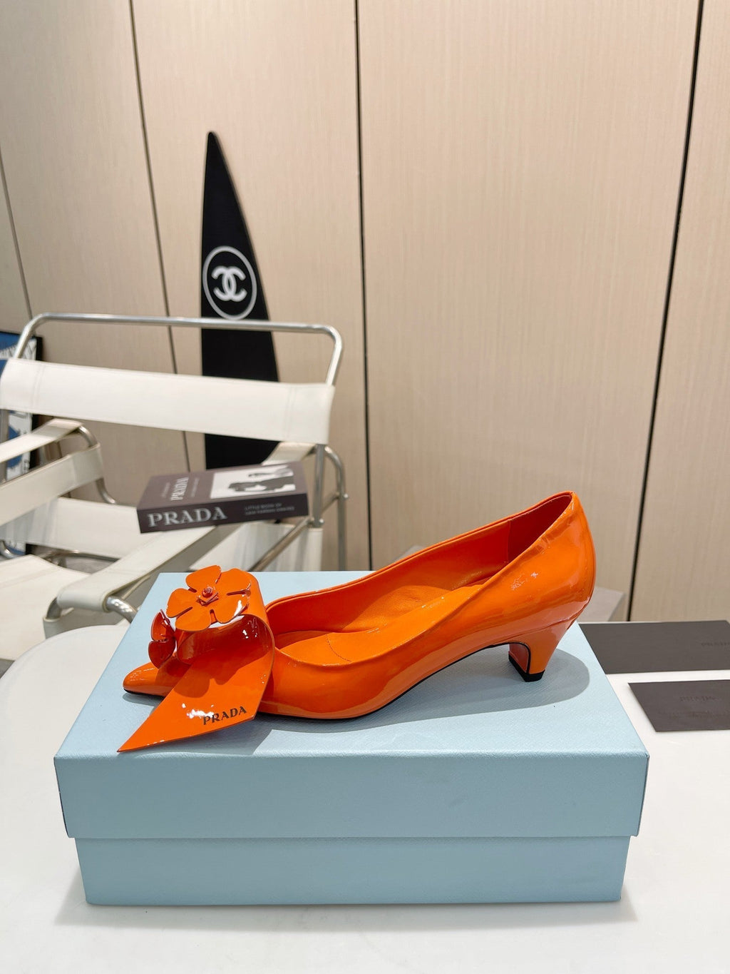 PUMPS KITTEN HEEL IN ORANGE PATENT CALFSKIN ATTACHED FLOWERS