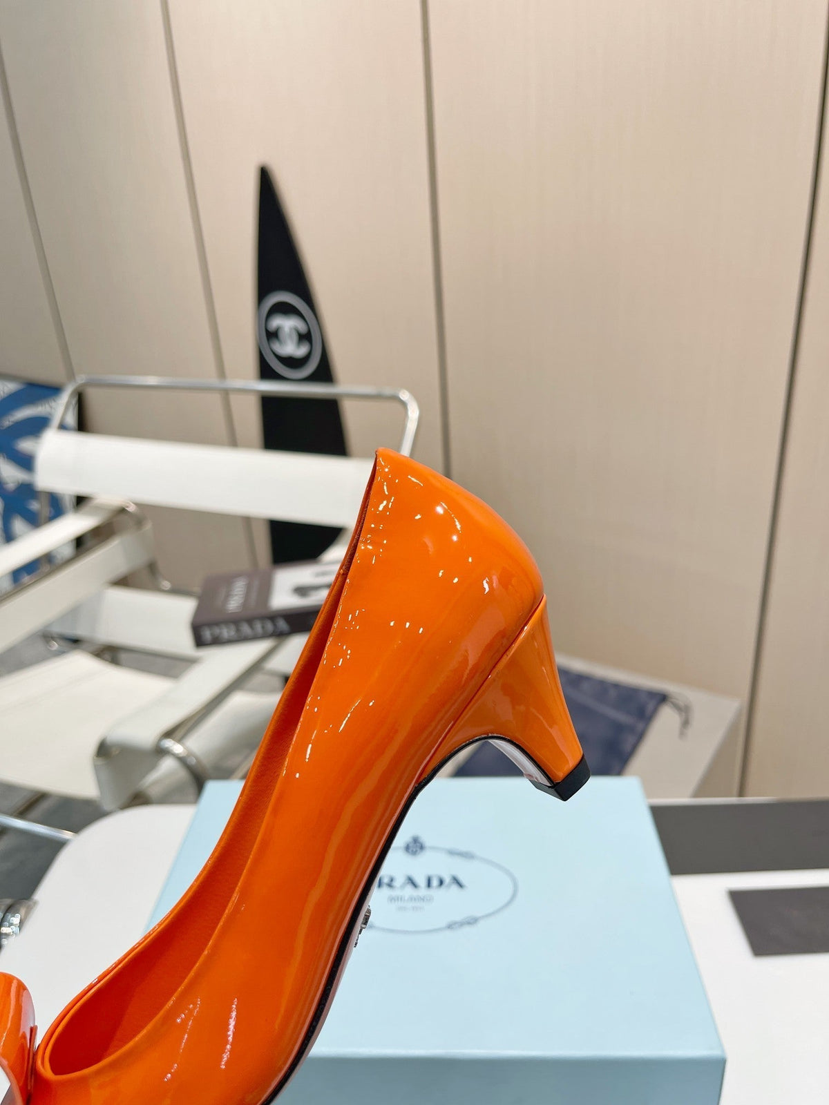 PUMPS KITTEN HEEL IN ORANGE PATENT CALFSKIN ATTACHED FLOWERS