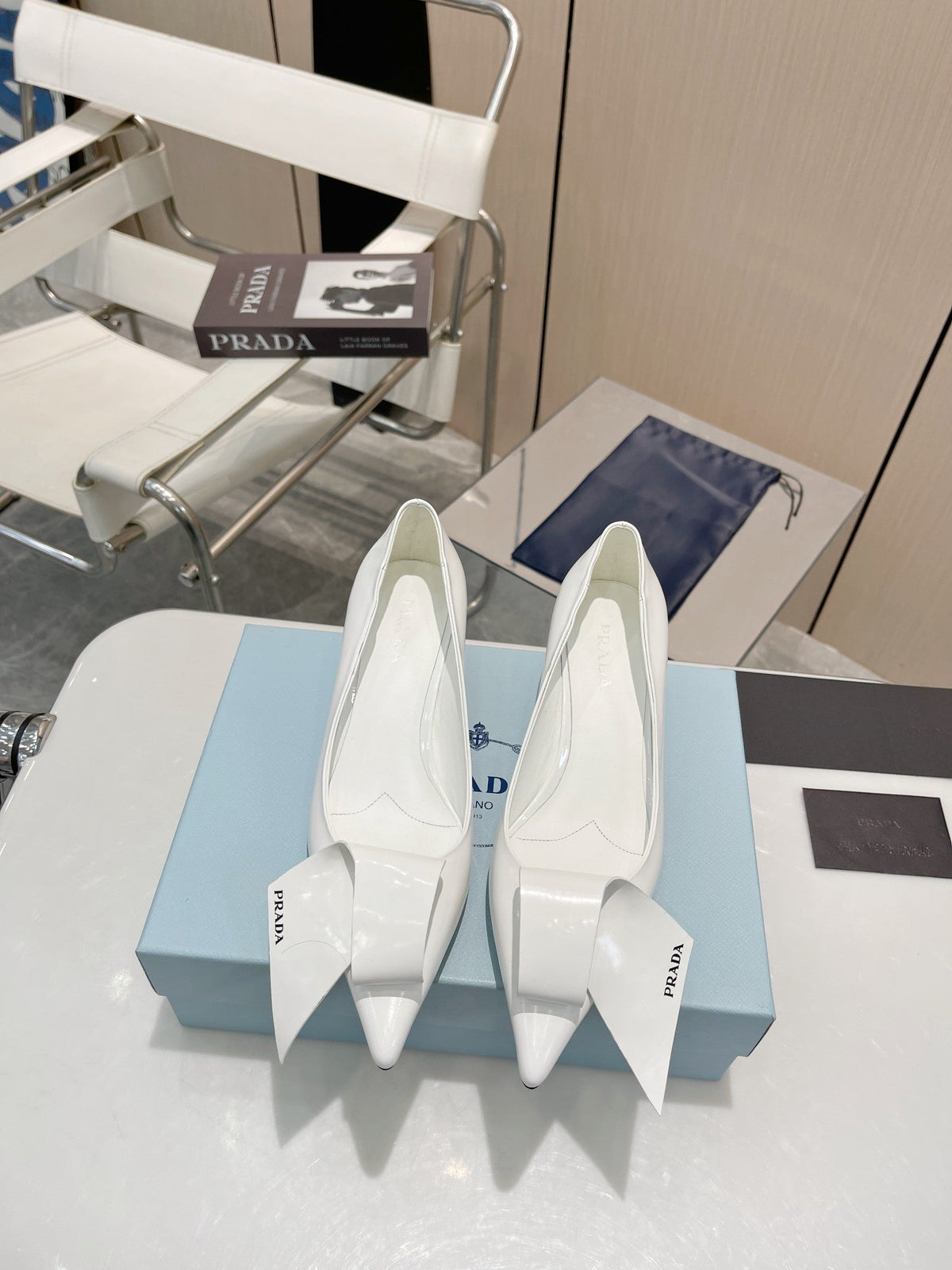 POINTED TOE PUMPS KITTEN HEEL IN WHITE GLOSSY LAMBSKIN WITH BOW