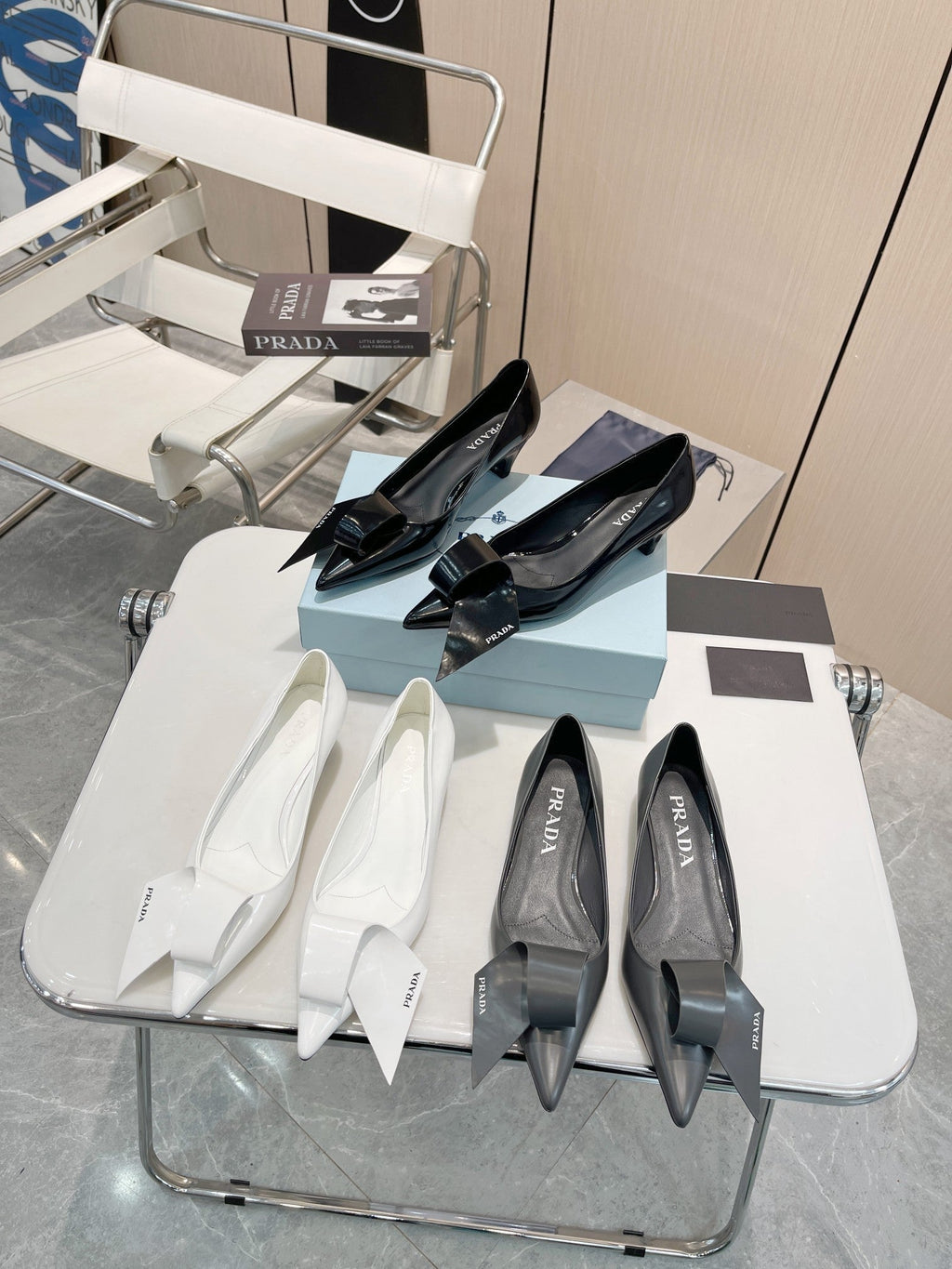POINTED TOE PUMPS KITTEN HEEL IN WHITE GLOSSY LAMBSKIN WITH BOW