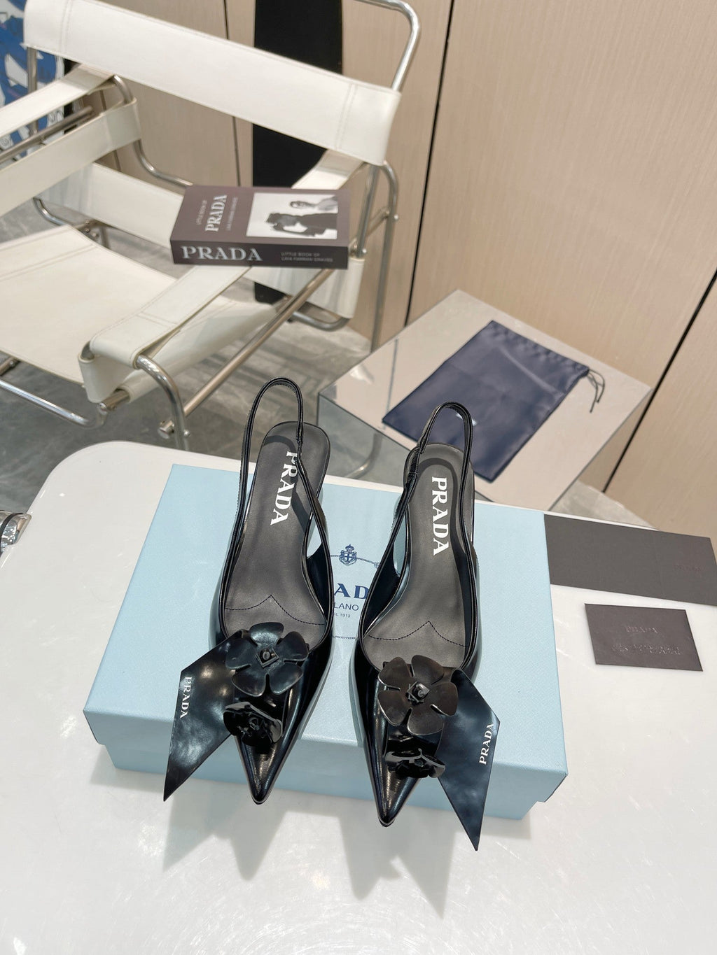 SLINGBACK KITTEN HEEL IN BLACK SHINY CALFSKIN ATTACHED FLOWERS
