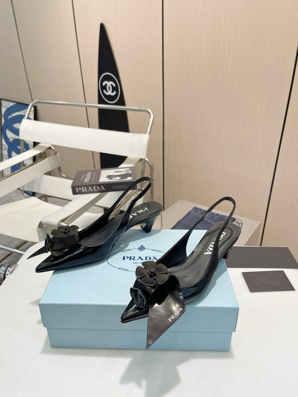 SLINGBACK KITTEN HEEL IN BLACK SHINY CALFSKIN ATTACHED FLOWERS