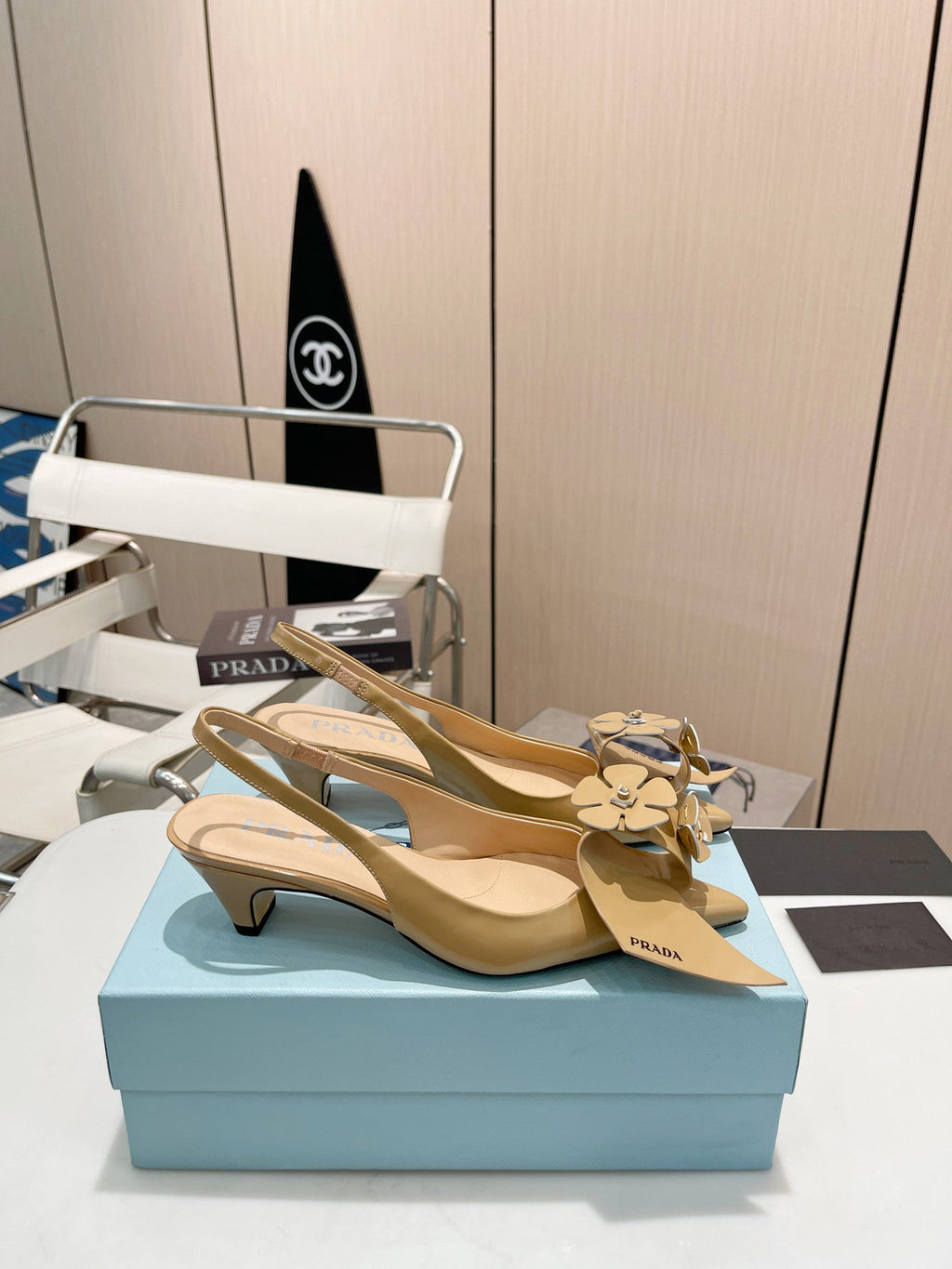 SLINGBACK KITTEN HEEL IN TORTILLA BROWN SHINY CALFSKIN ATTACHED FLOWERS