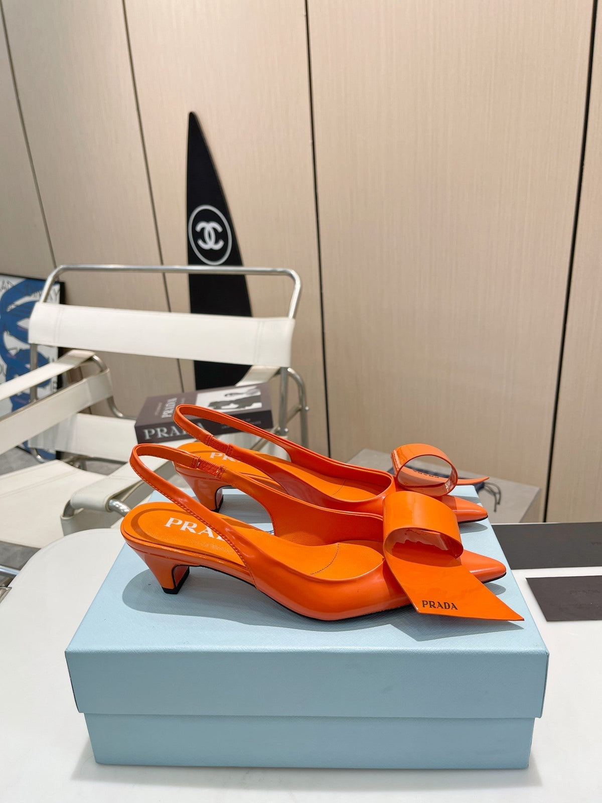POINTED TOE SLINGBACK KITTEN HEEL WITH BOW IN ORANGE GLOSSY LAMBSKIN