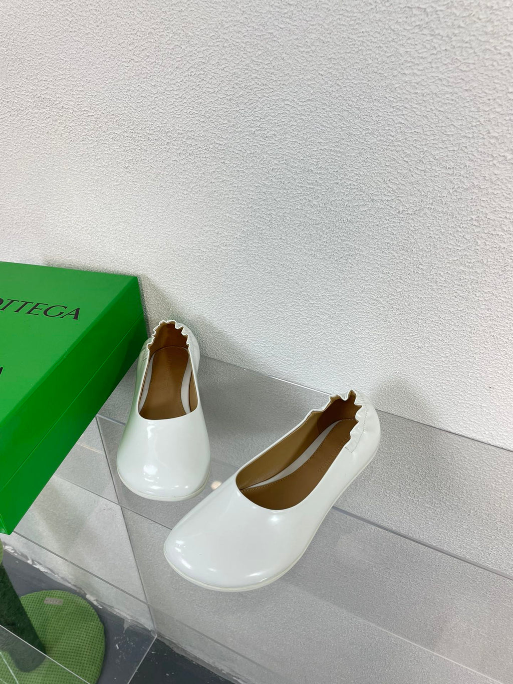 ATOMIC BALLERINA FLAT IN WHITE CALFSKIN