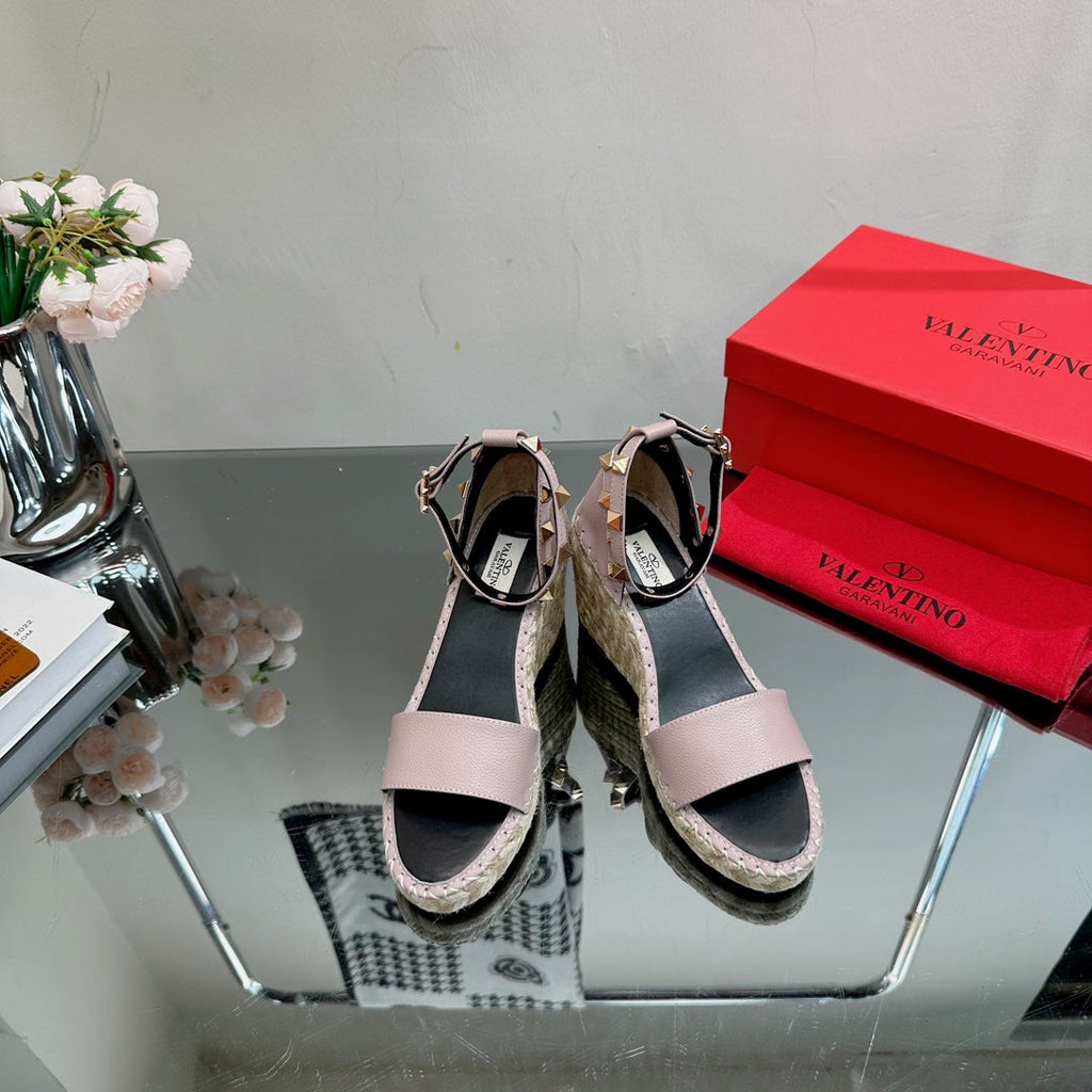 ROCKSTUD WEDGE 85 MM IN CREPE PINK CALFSKIN