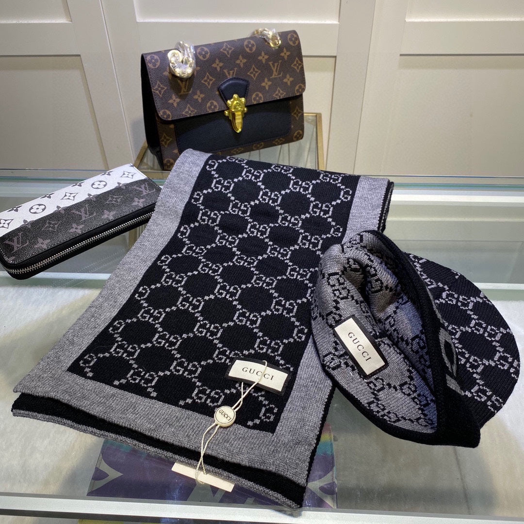 SET CLASSIC SCARF AND HAT IN BLACK MONOGRAM CASHMERE 200522
