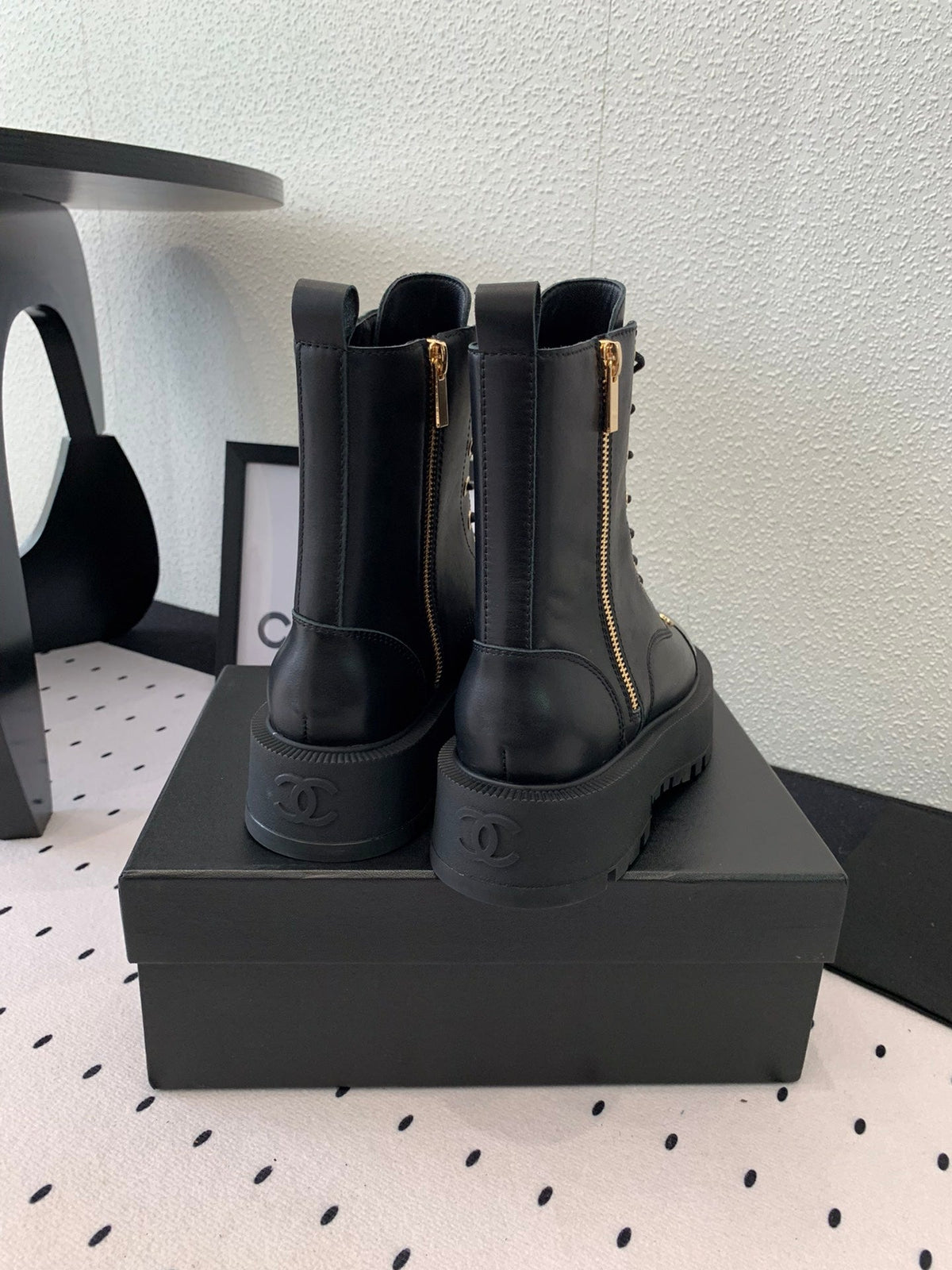 ANKLE BOOTS IN BLACK CALFSKIN