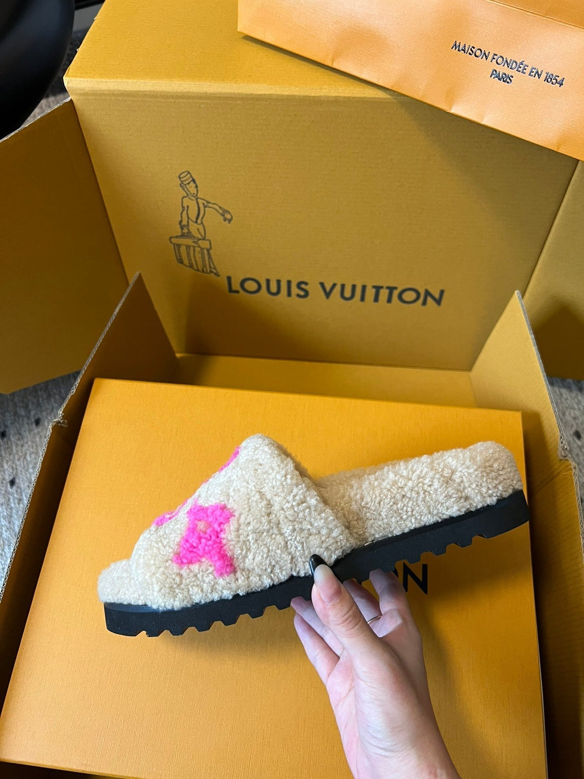 SLIPPER IN CAMEL BEIGE FLEECE WITH BRIGHT PINK LOGO