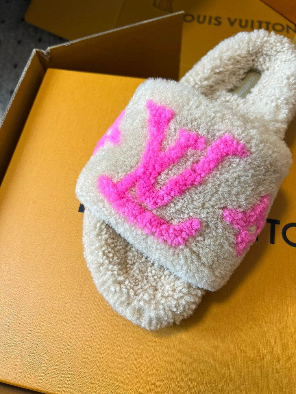 SLIPPER IN CAMEL BEIGE FLEECE WITH BRIGHT PINK LOGO