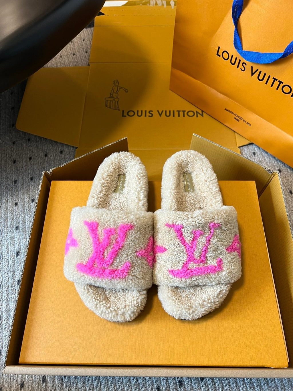 SLIPPER IN CAMEL BEIGE FLEECE WITH BRIGHT PINK LOGO