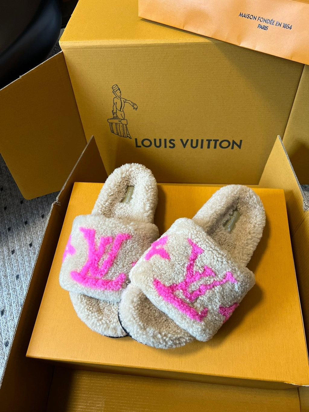 SLIPPER IN CAMEL BEIGE FLEECE WITH BRIGHT PINK LOGO