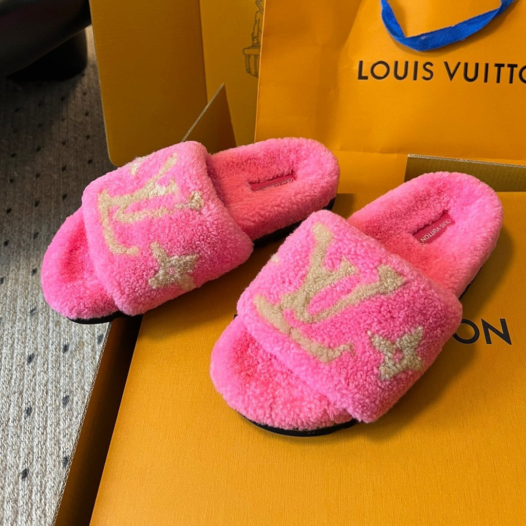SLIPPER IN BRIGHT PINK FLEECE WITH CAMEL BEIGE LOGO