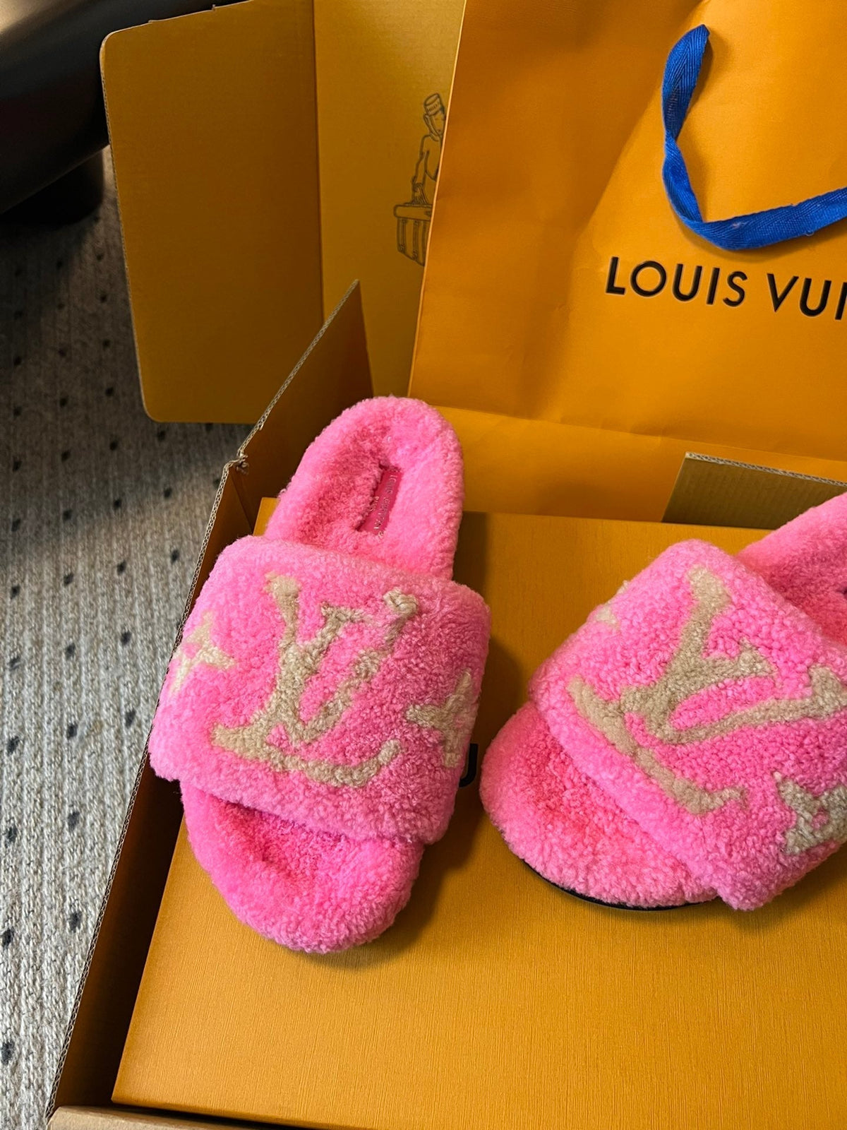 SLIPPER IN BRIGHT PINK FLEECE WITH CAMEL BEIGE LOGO