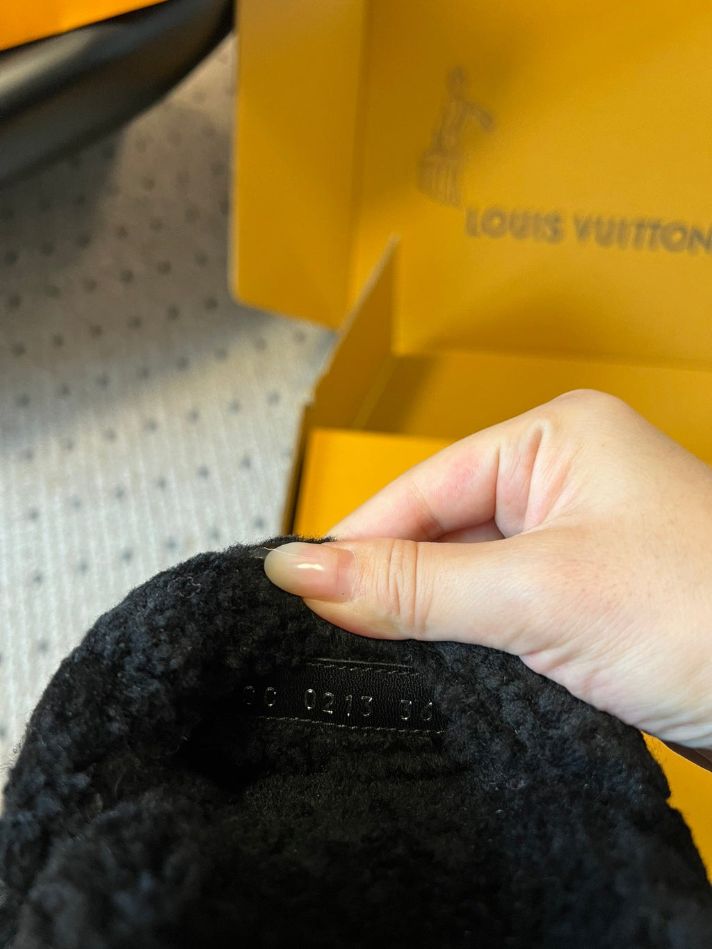 SLIPPER IN BLACK FLEECE WITH BEIGE LOGO