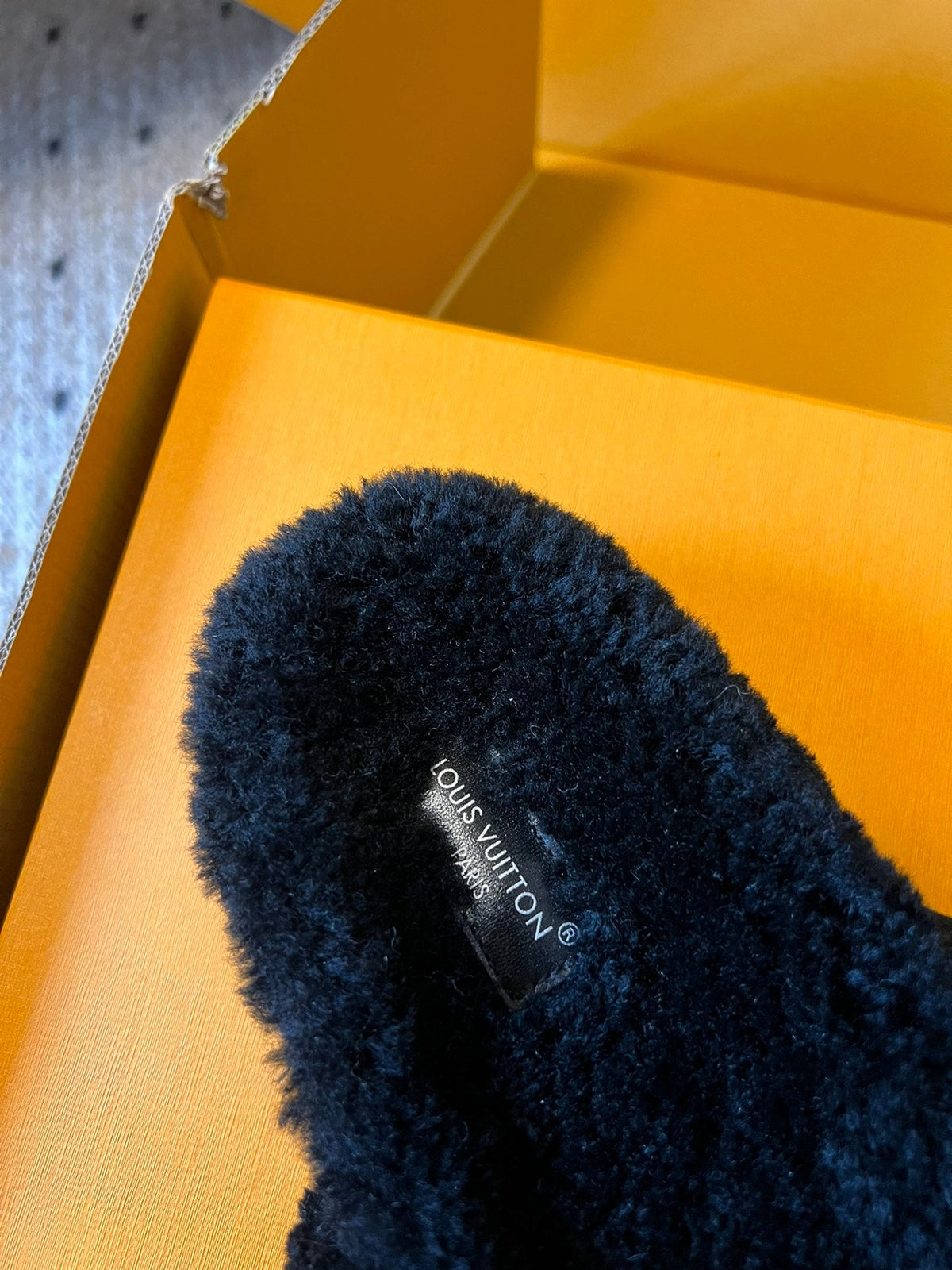 SLIPPER IN BLACK FLEECE WITH BEIGE LOGO
