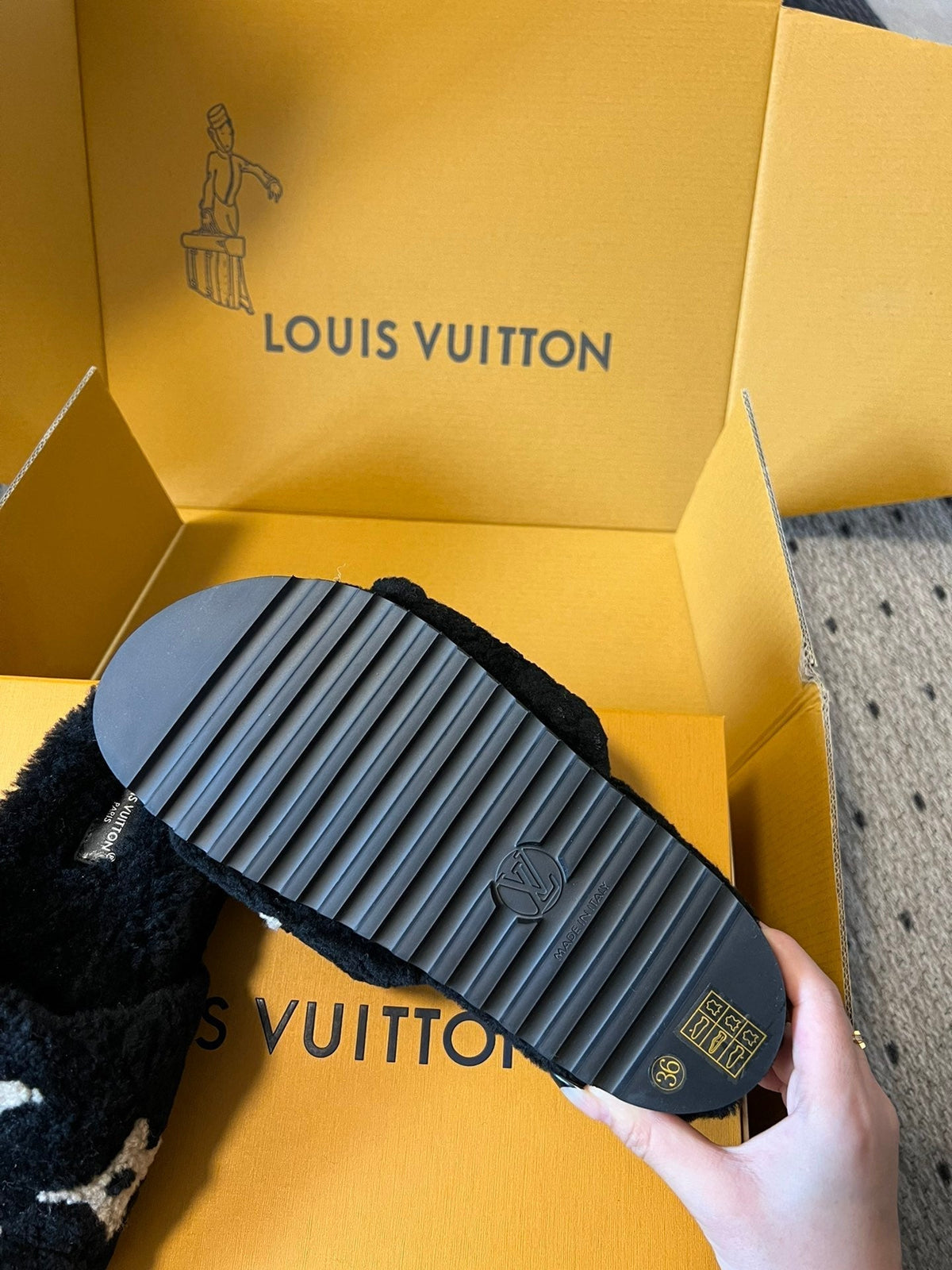 SLIPPER IN BLACK FLEECE WITH BEIGE LOGO