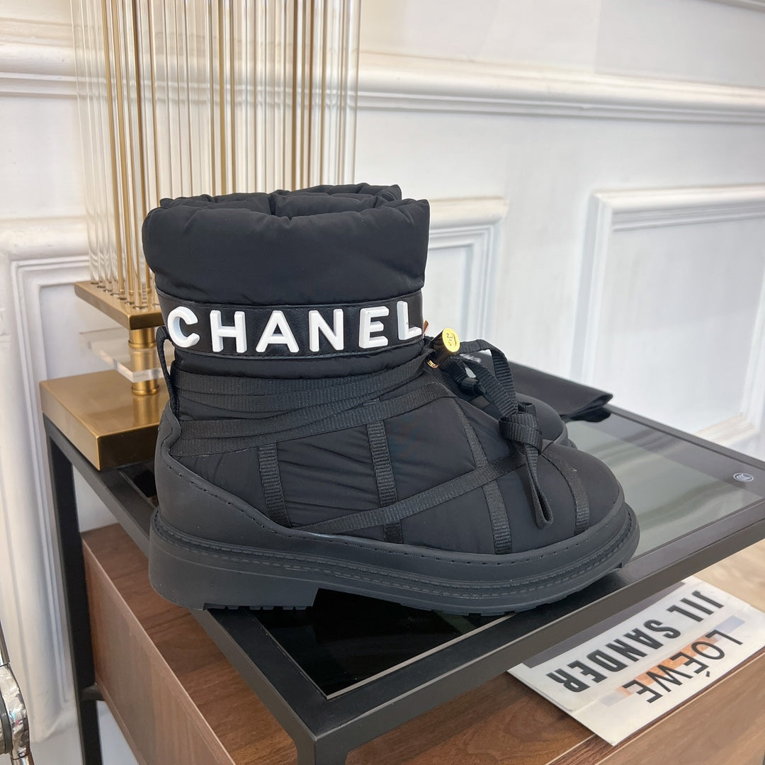 SKI BOOTS IN BLACK QUILTED COTTON