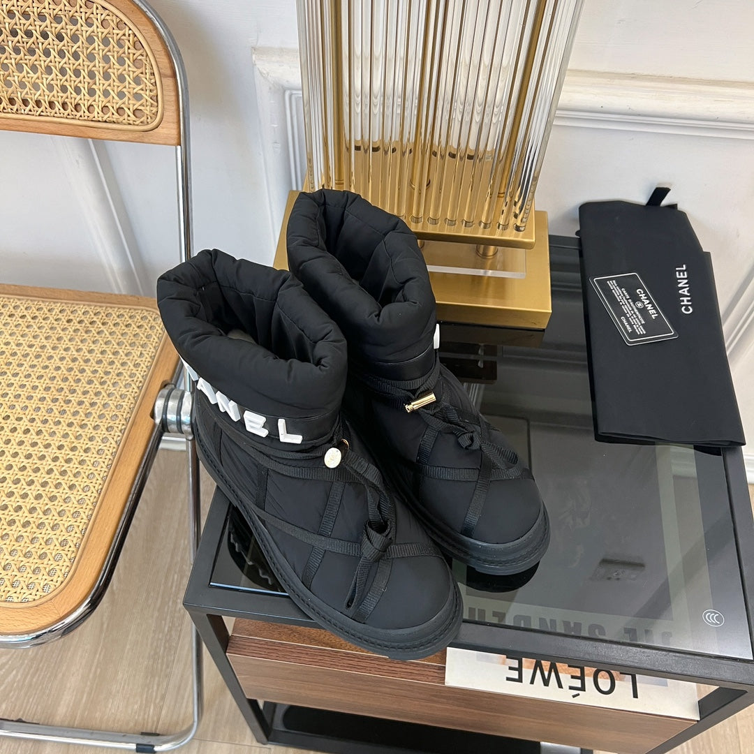 SKI BOOTS IN BLACK QUILTED COTTON