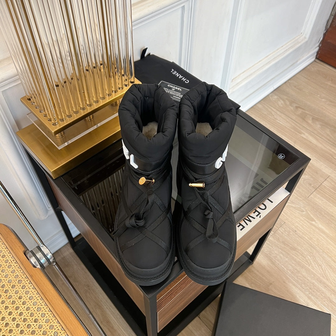 SKI BOOTS IN BLACK QUILTED COTTON