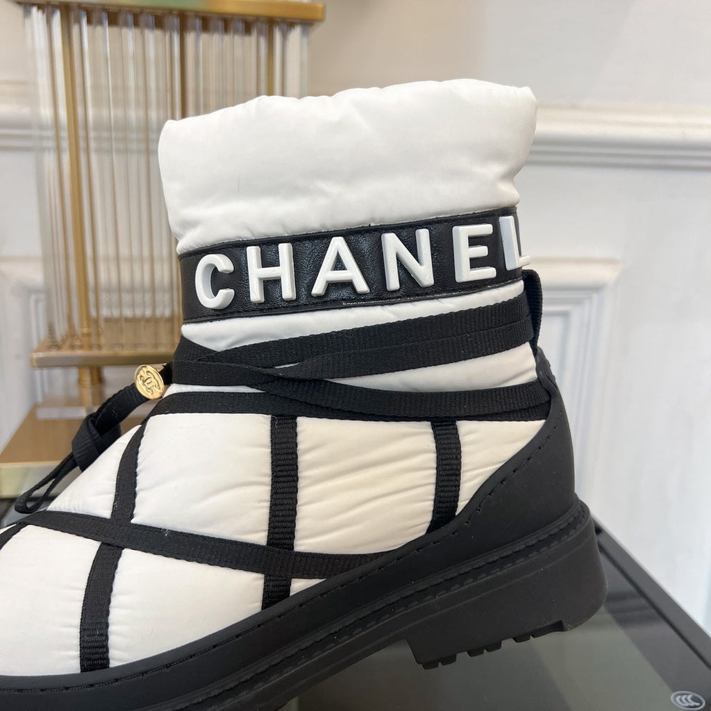 SKI BOOTS IN WHITE MIX BLACK QUILTED COTTON