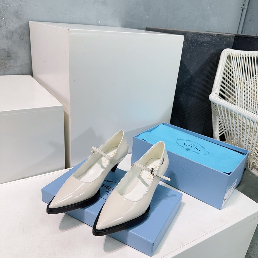 POINTED TOE MEDIUM HEEL PUMPS IN RICE WHITE GLOSSY LAMBSKIN