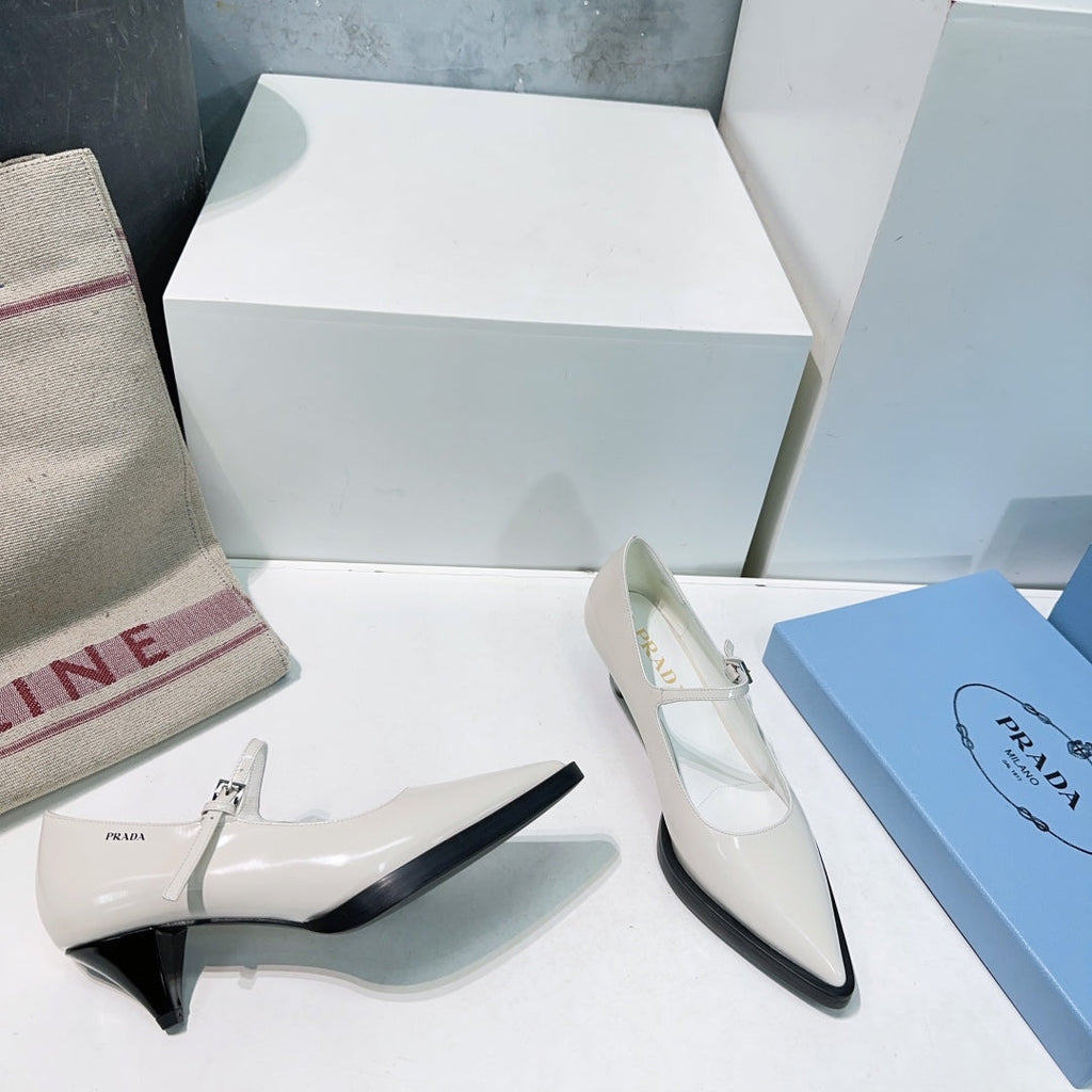 POINTED TOE MEDIUM HEEL PUMPS IN RICE WHITE GLOSSY LAMBSKIN