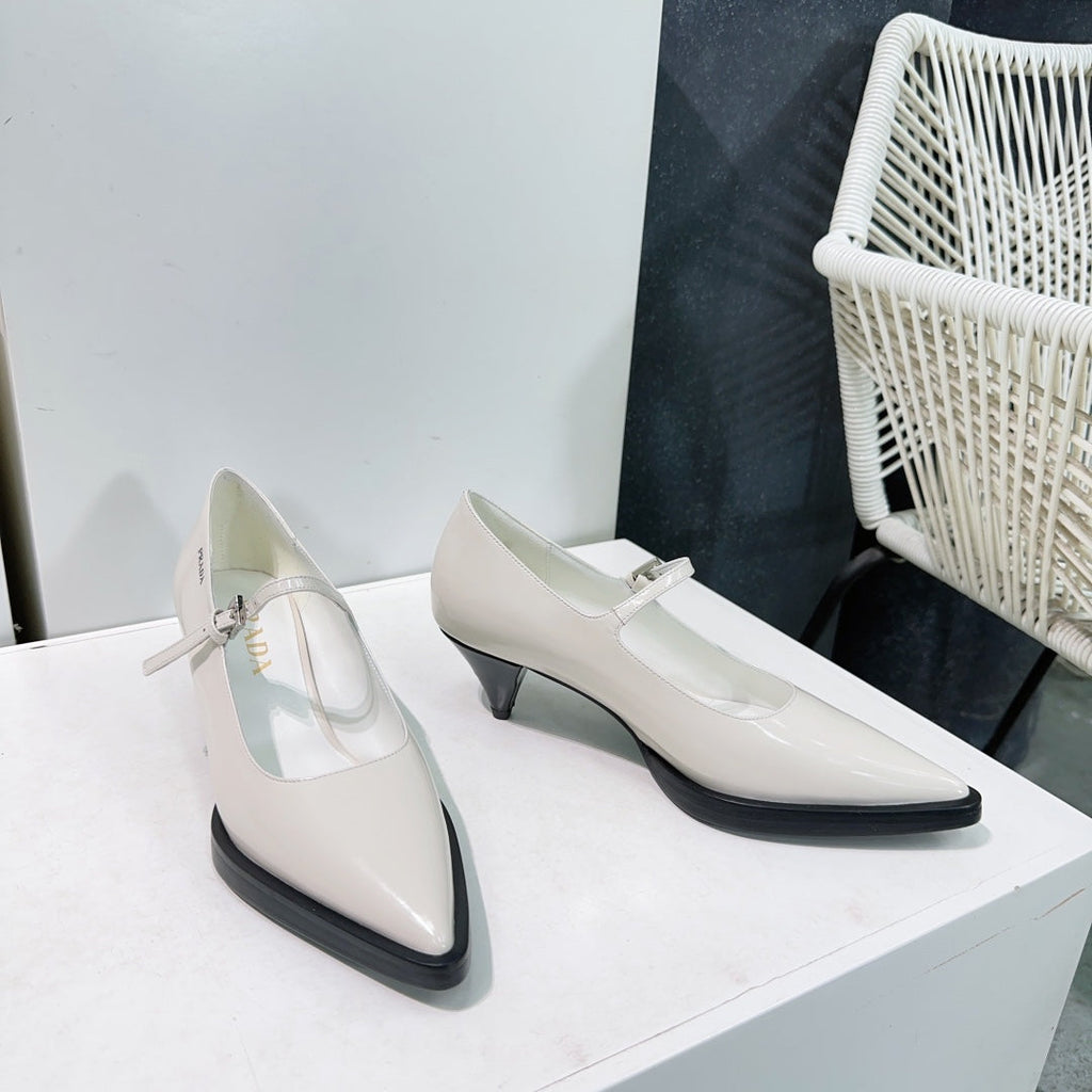 POINTED TOE MEDIUM HEEL PUMPS IN RICE WHITE GLOSSY LAMBSKIN