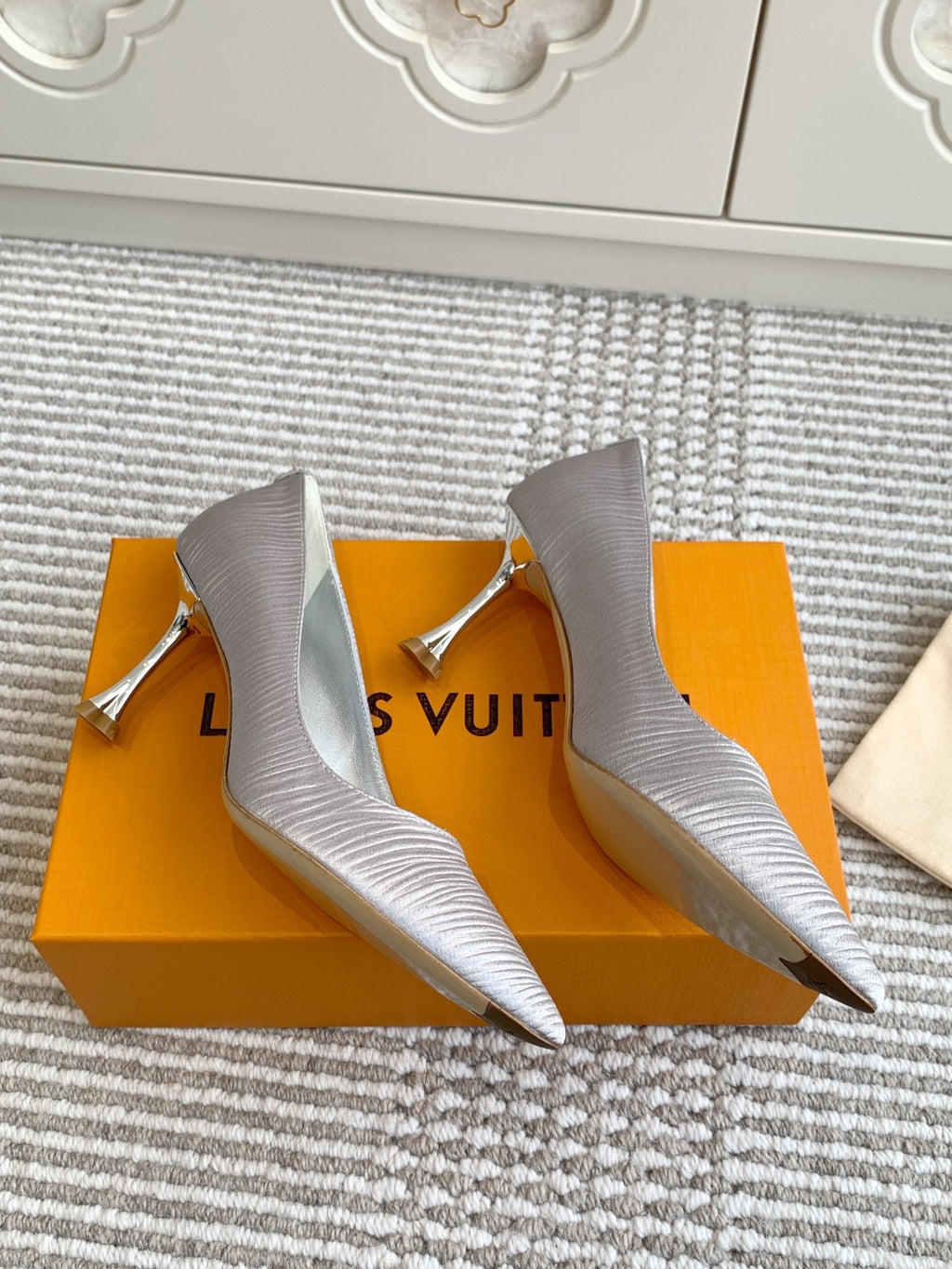 BLOSSOM PUMP 7 CM IN SILVER IMPORTED STRIPED SILK SATIN