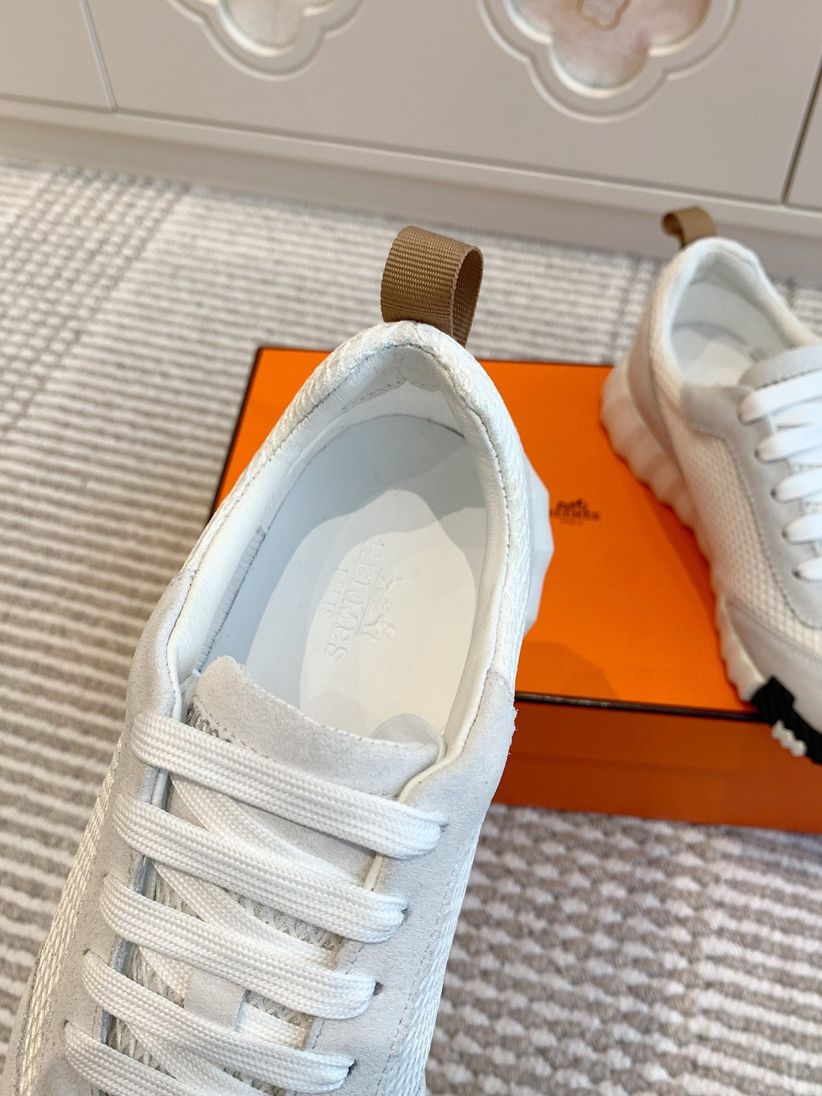 BOUNCING SNEAKER IN WHITE GRAPHIC MESH AND PASTEL GRAY SUEDE