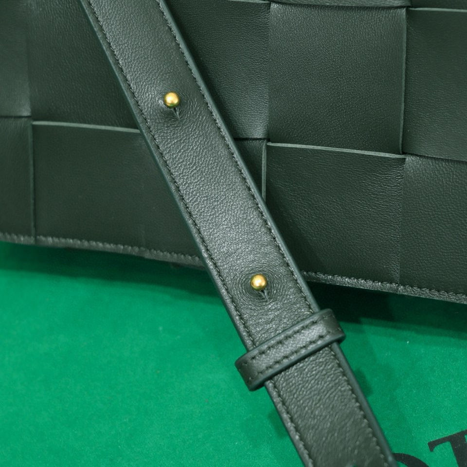 CASSETTE 23 IN DARK GREEN CALFSKIN