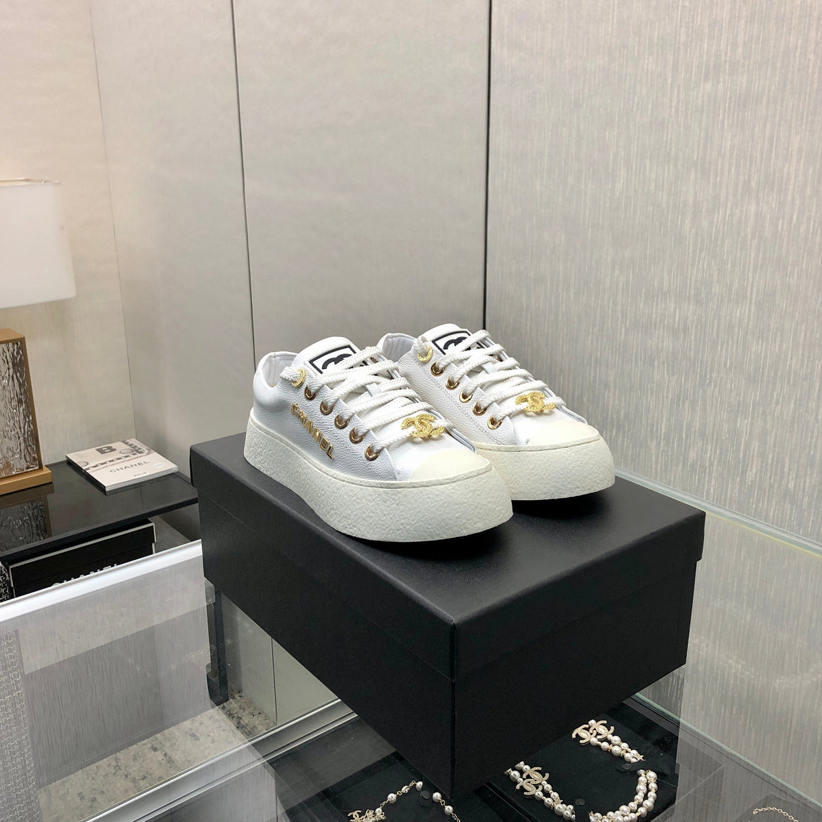 CASUAL SNEAKER IN WHITE LAMBSKIN WITH GOLD LOGO