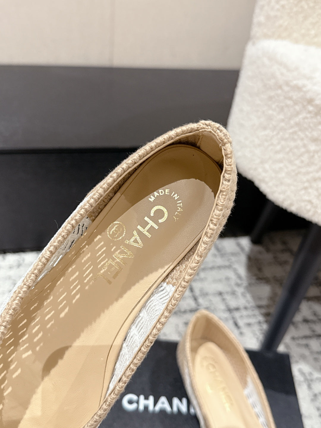BALLET FLAT 25S IN OFF WHITE AND BEIGE RAFFIA