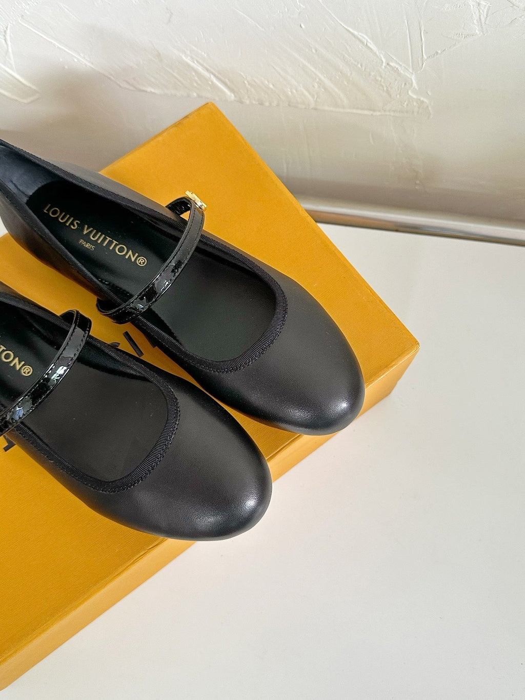 ROMY FLAT BALLERINA IN BLACK CALFSKIN