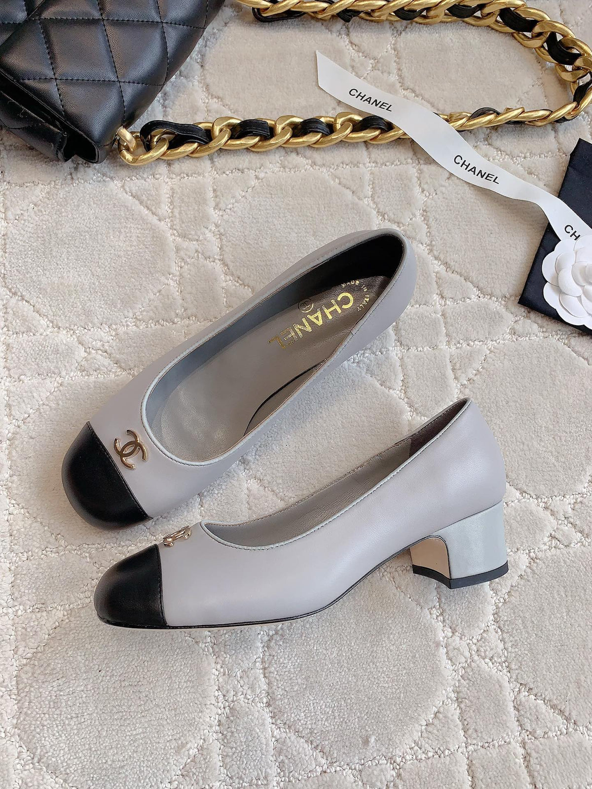 PUMP ROUNG TOE IN SLATE GREY MIX BLACK SHEEPSKIN