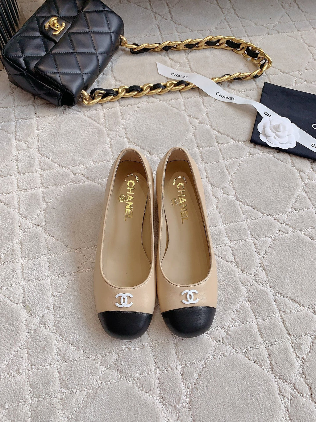 PUMP ROUNG TOE IN BEIGE CREAM MIX BLACK SHEEPSKIN